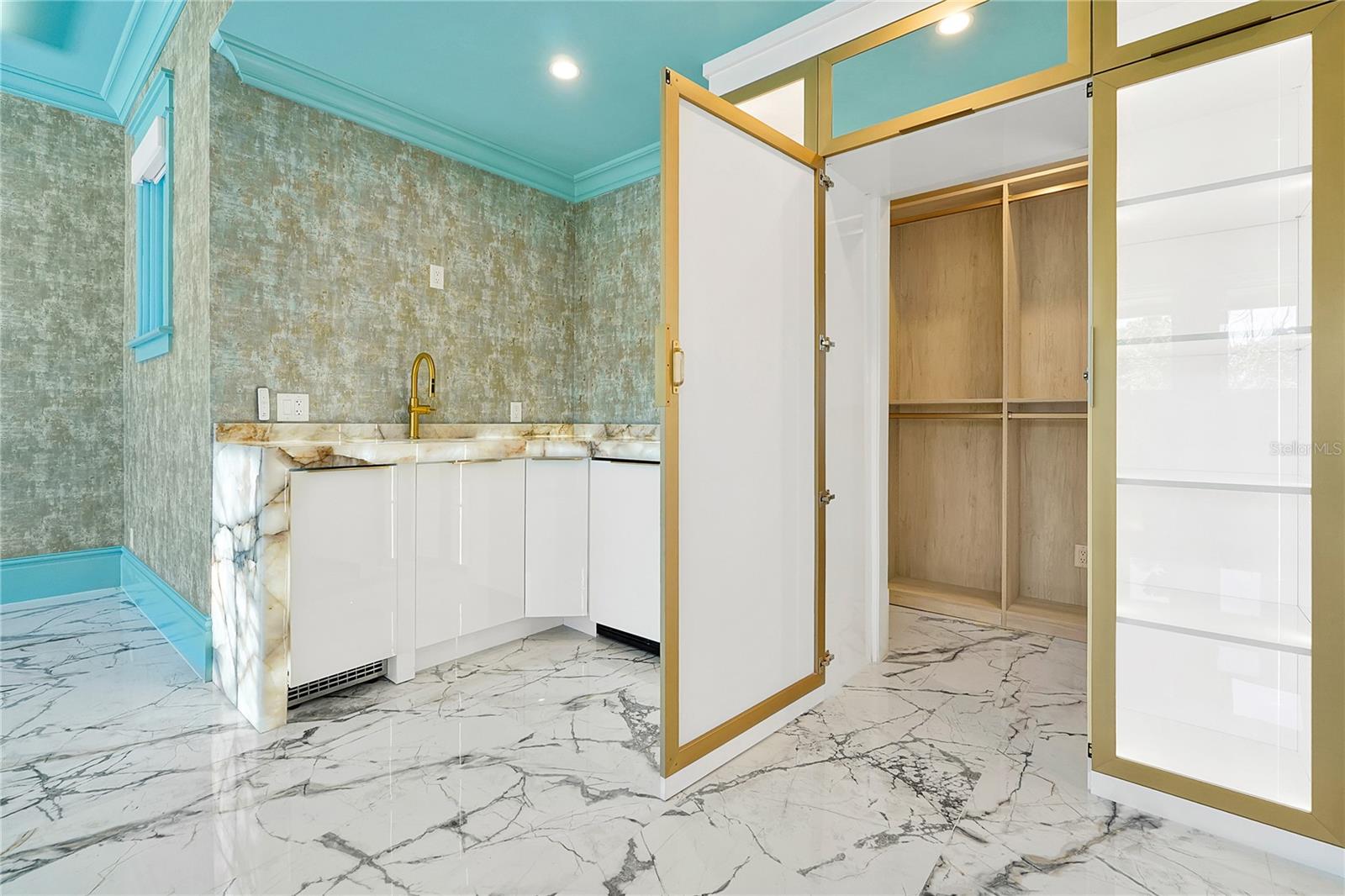 O6304800 Property Photo