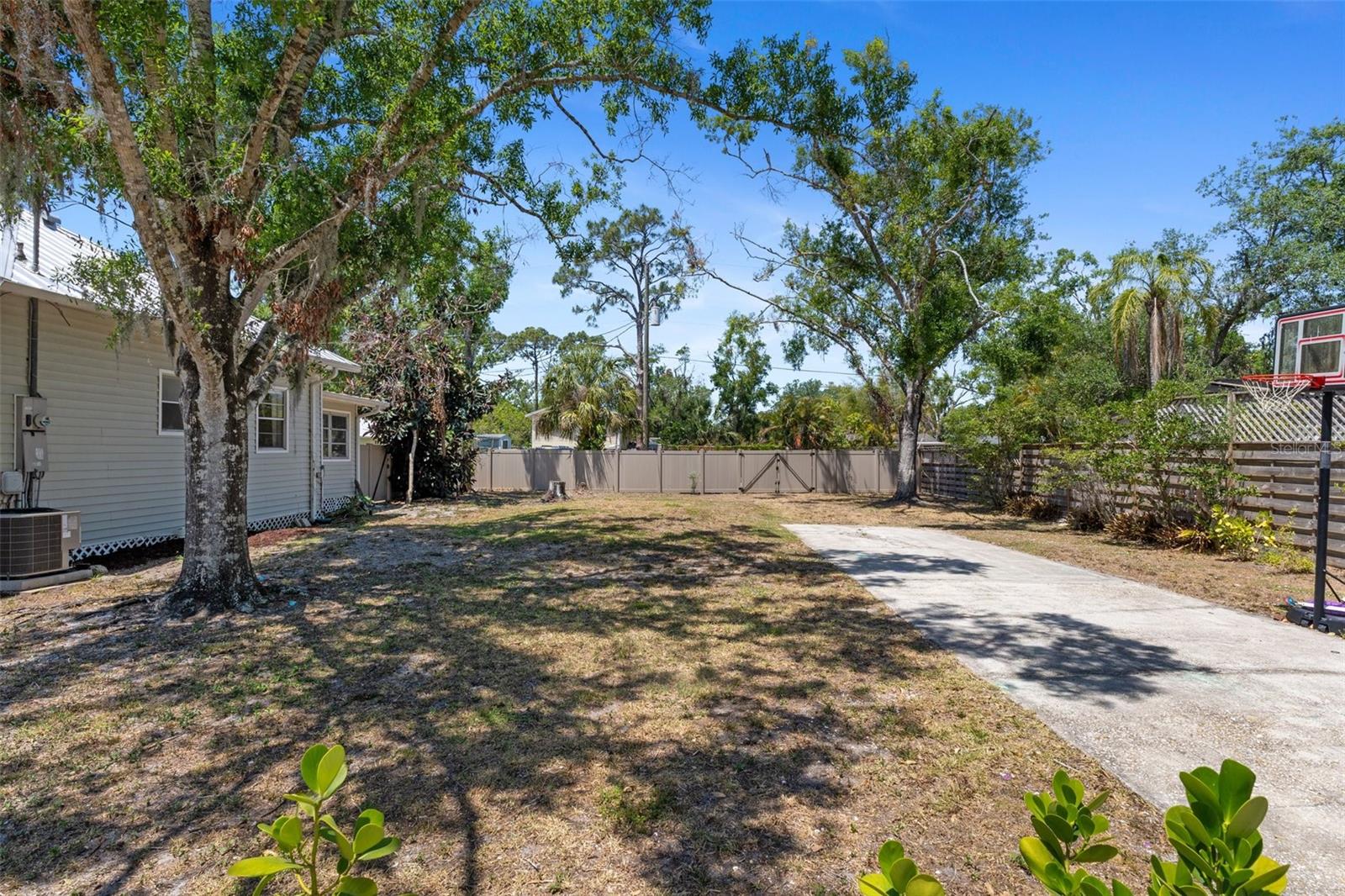 815 HAND AVE, SARASOTA, FL, 34232