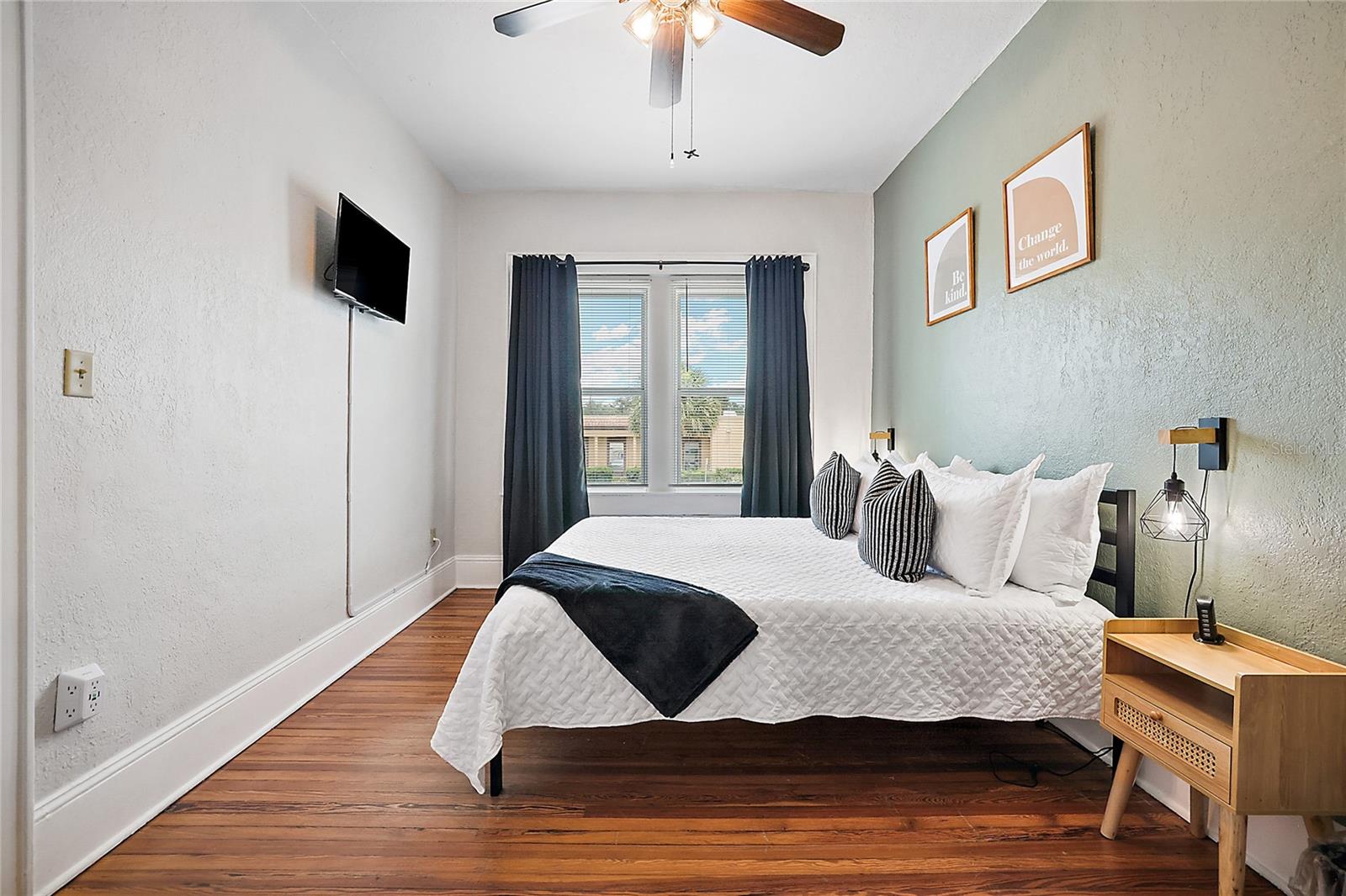 128 E MAGNOLIA AVE, EUSTIS, FL, 32726