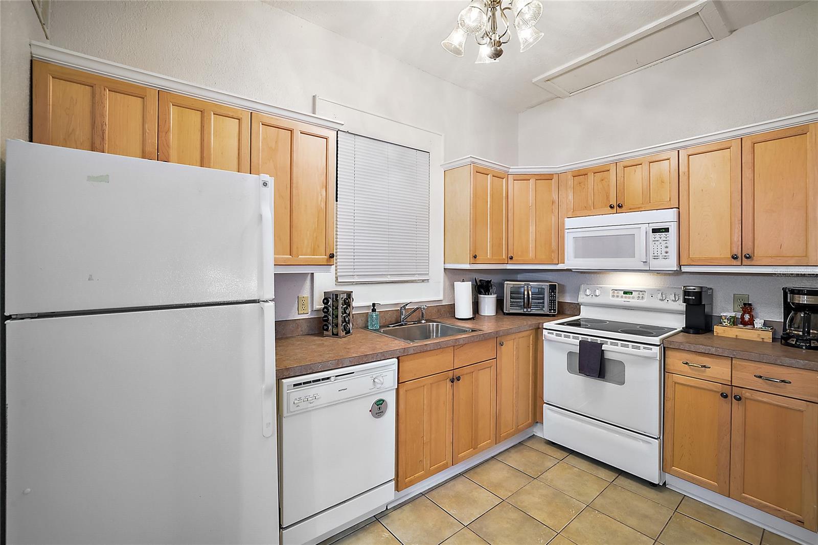 128 E MAGNOLIA AVE, EUSTIS, FL, 32726