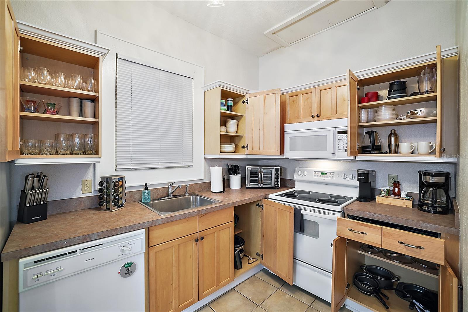 128 E MAGNOLIA AVE, EUSTIS, FL, 32726