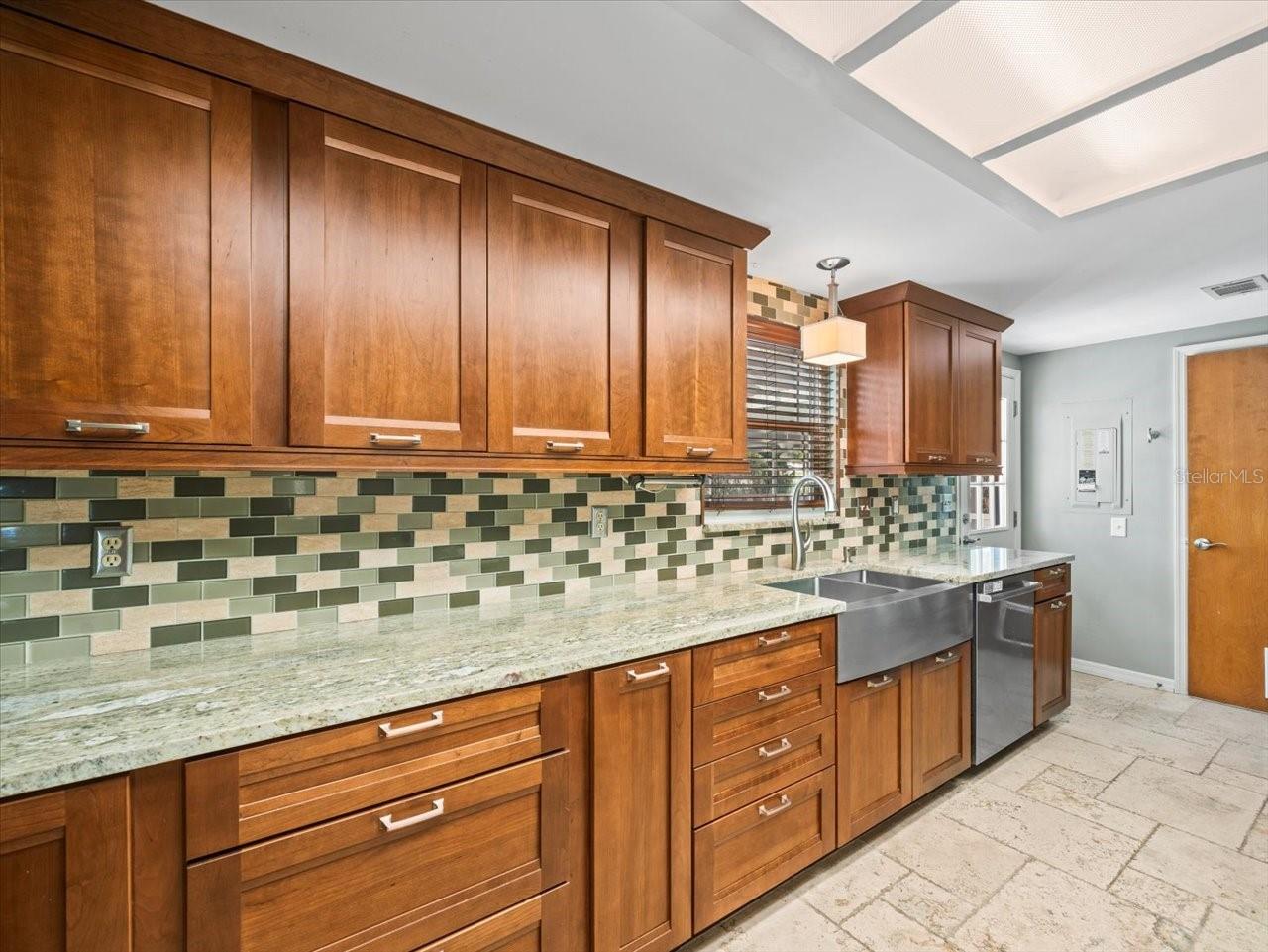 10206 N HYALEAH RD, TAMPA, FL, 33617