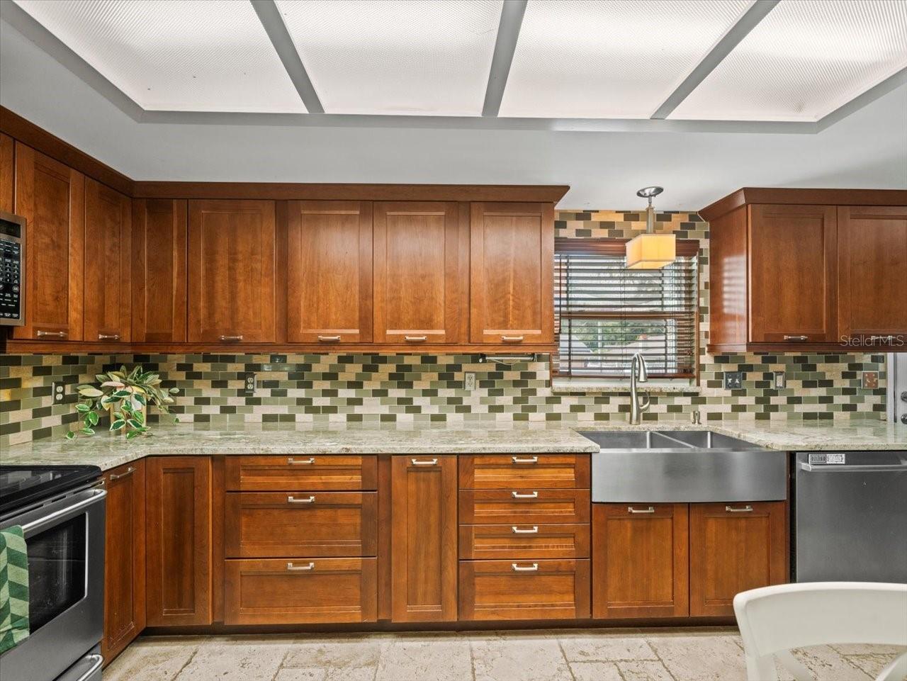 10206 N HYALEAH RD, TAMPA, FL, 33617