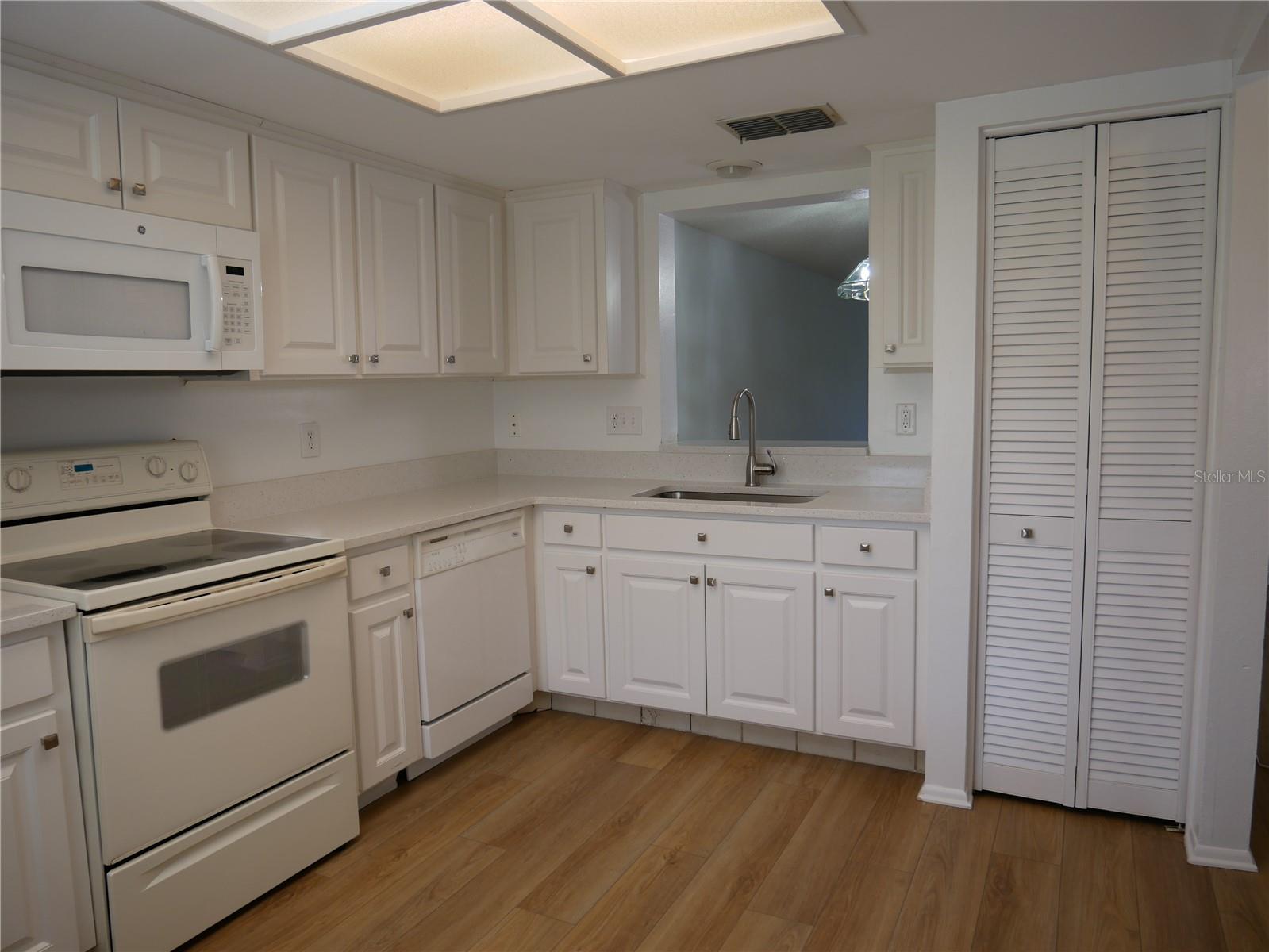 2297 LARK CIR E #E, PALM HARBOR, FL, 34684