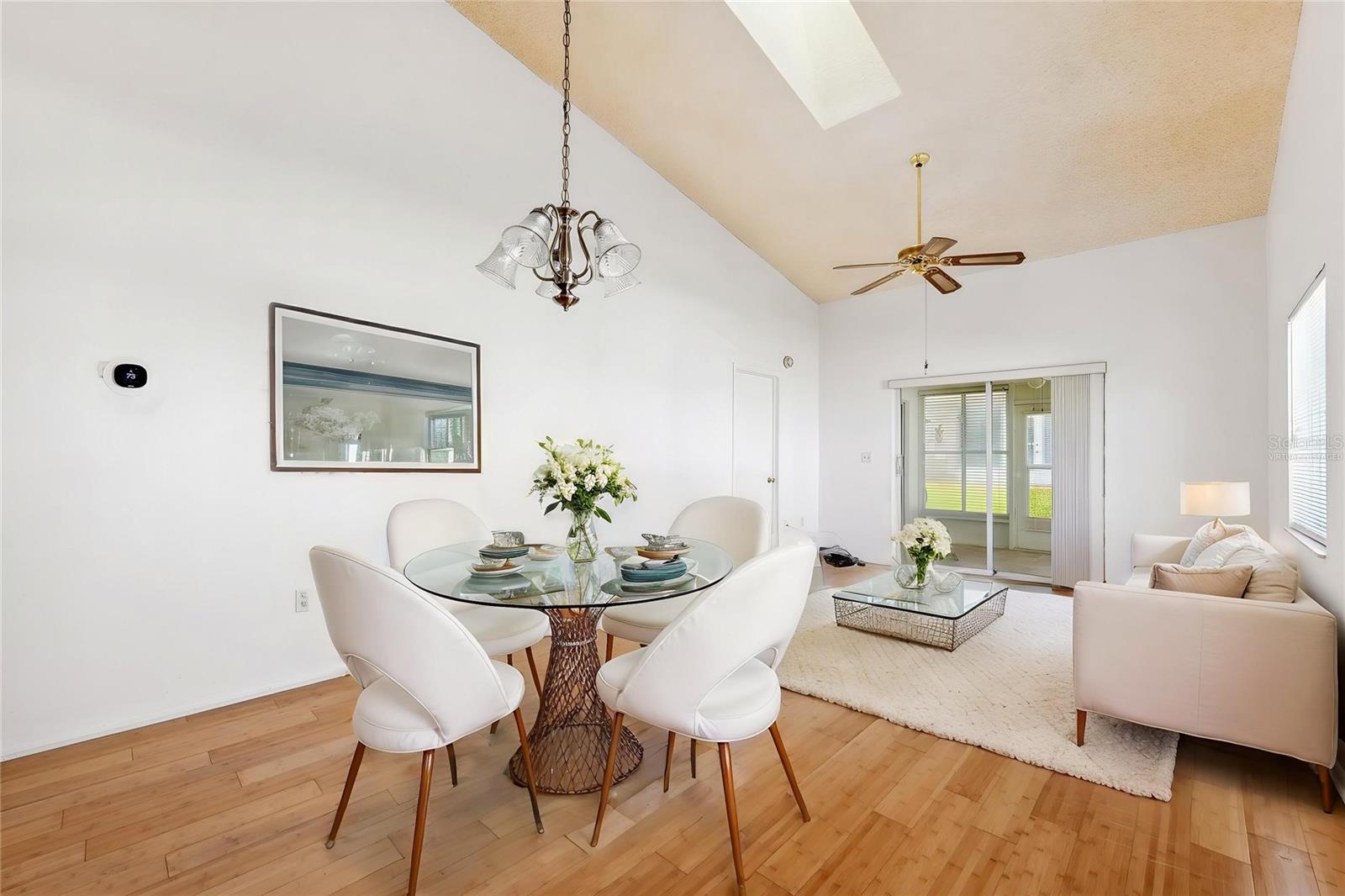 This photo has been Virtually Staged.