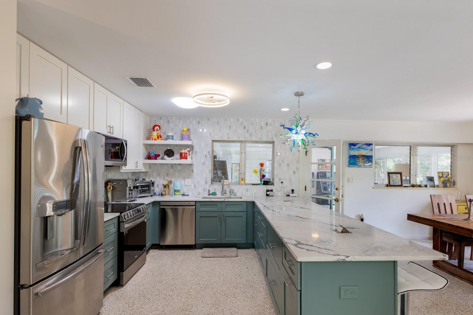 2207 HICKORY AVE, SARASOTA, FL, 34234