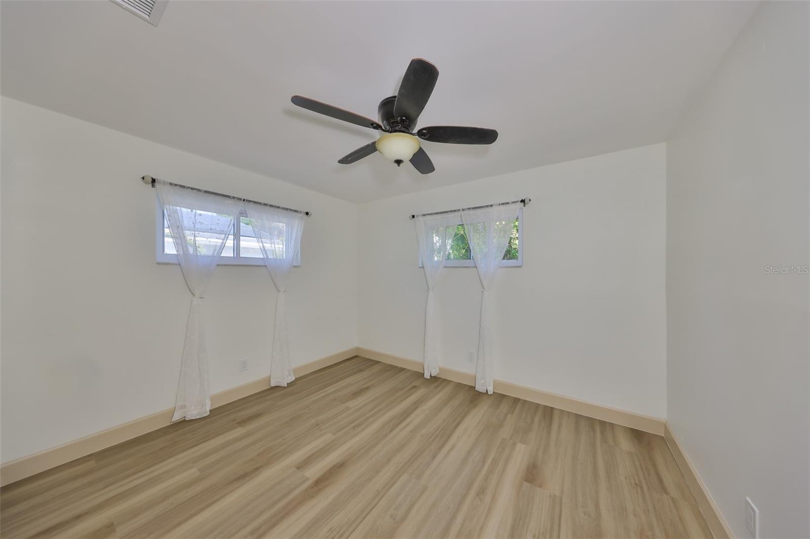 1727 NEW HAMPSHIRE AVE NE, ST PETERSBURG, FL, 33703