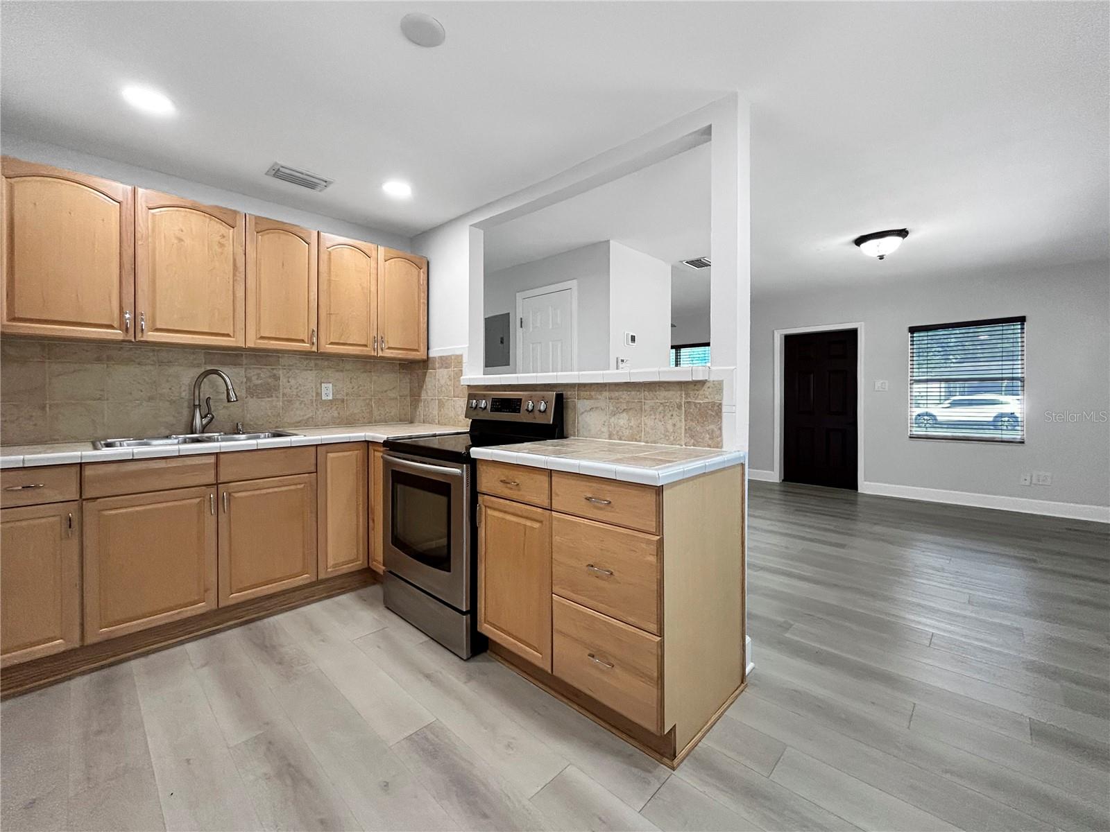 2404 N RAMONA CIR, TAMPA, FL, 33612