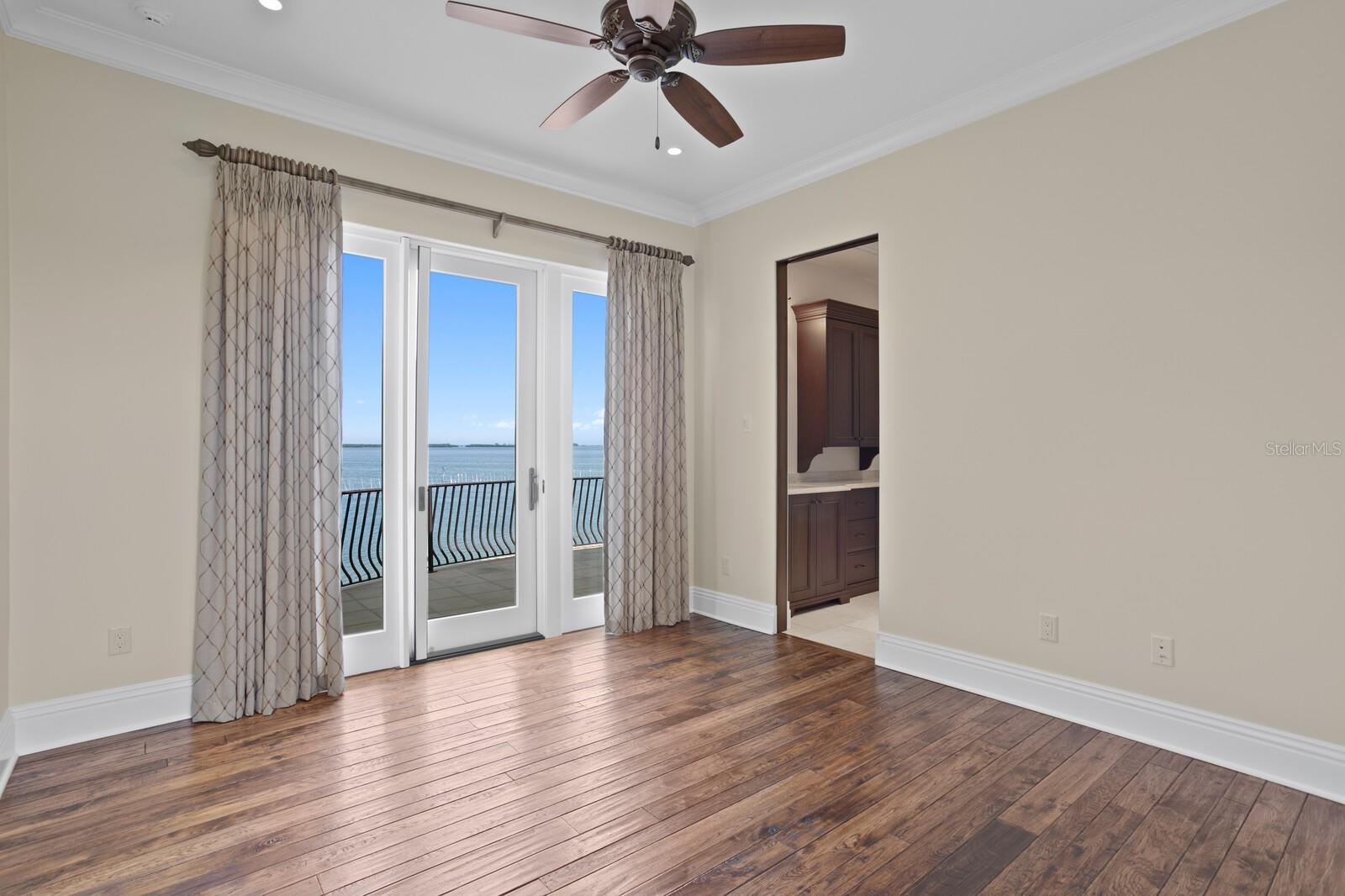 TB8383607 Property Photo