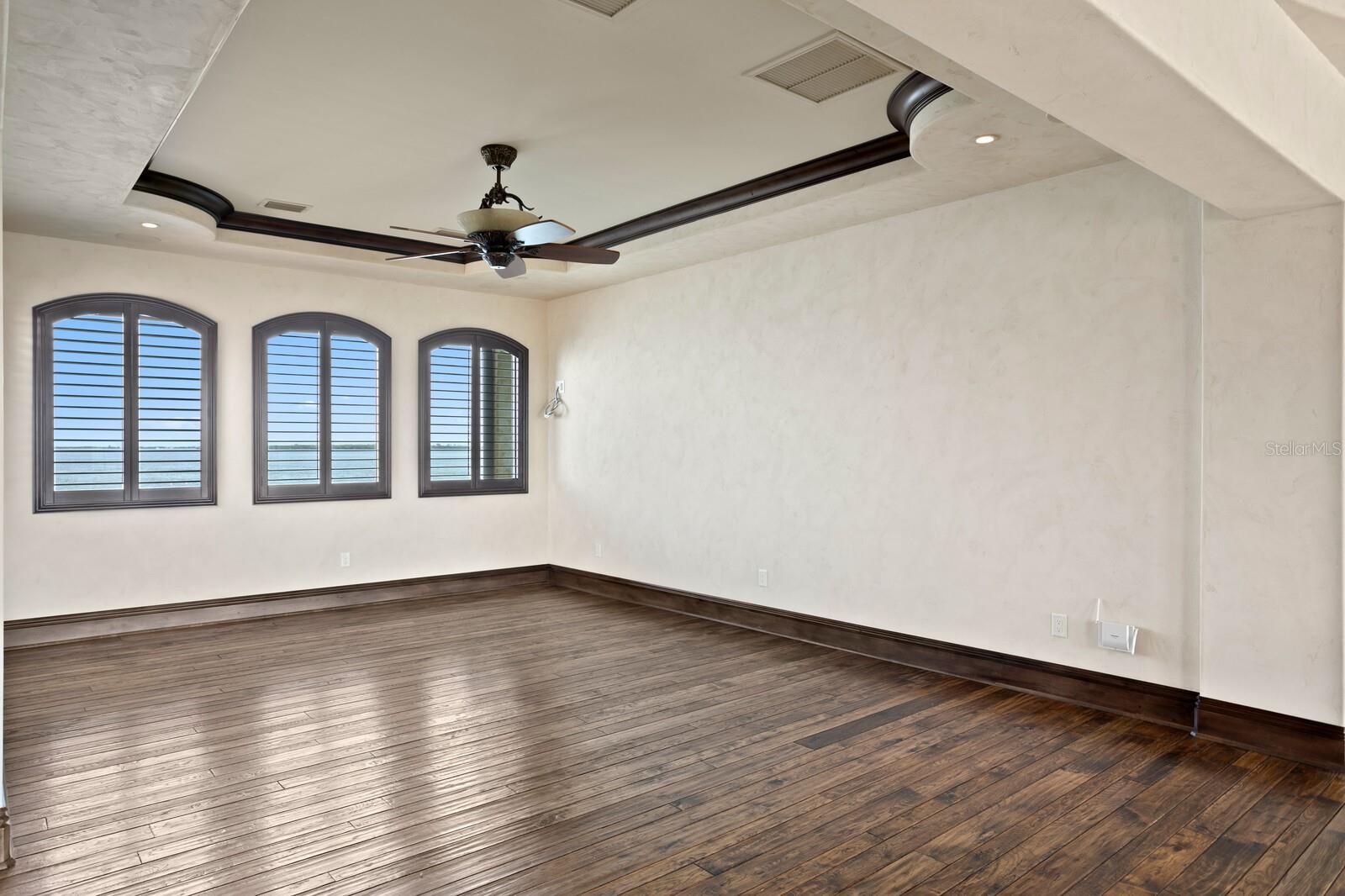 TB8383607 Property Photo