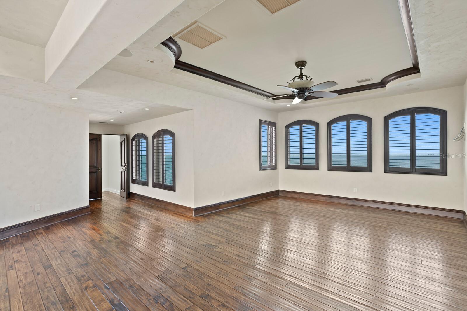 TB8383607 Property Photo