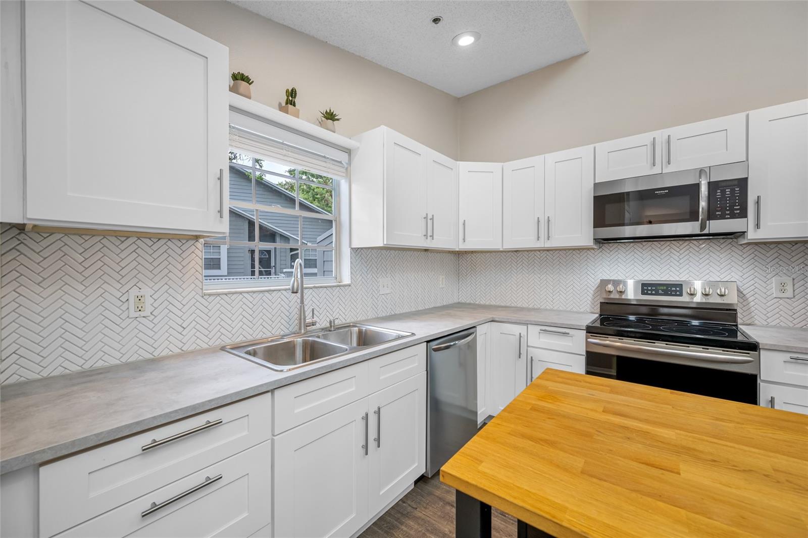 6001 LAKETREE LN #B, TEMPLE TERRACE, FL, 33617