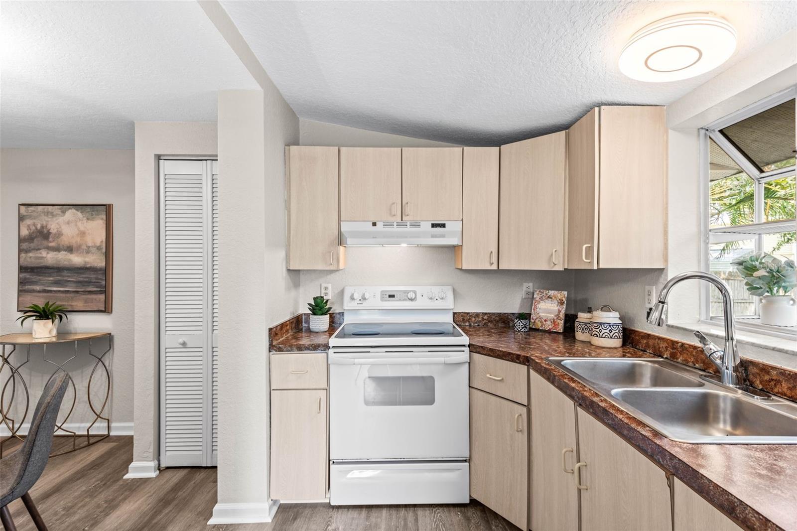 132 DARTMOUTH AVE W, OLDSMAR, FL, 34677