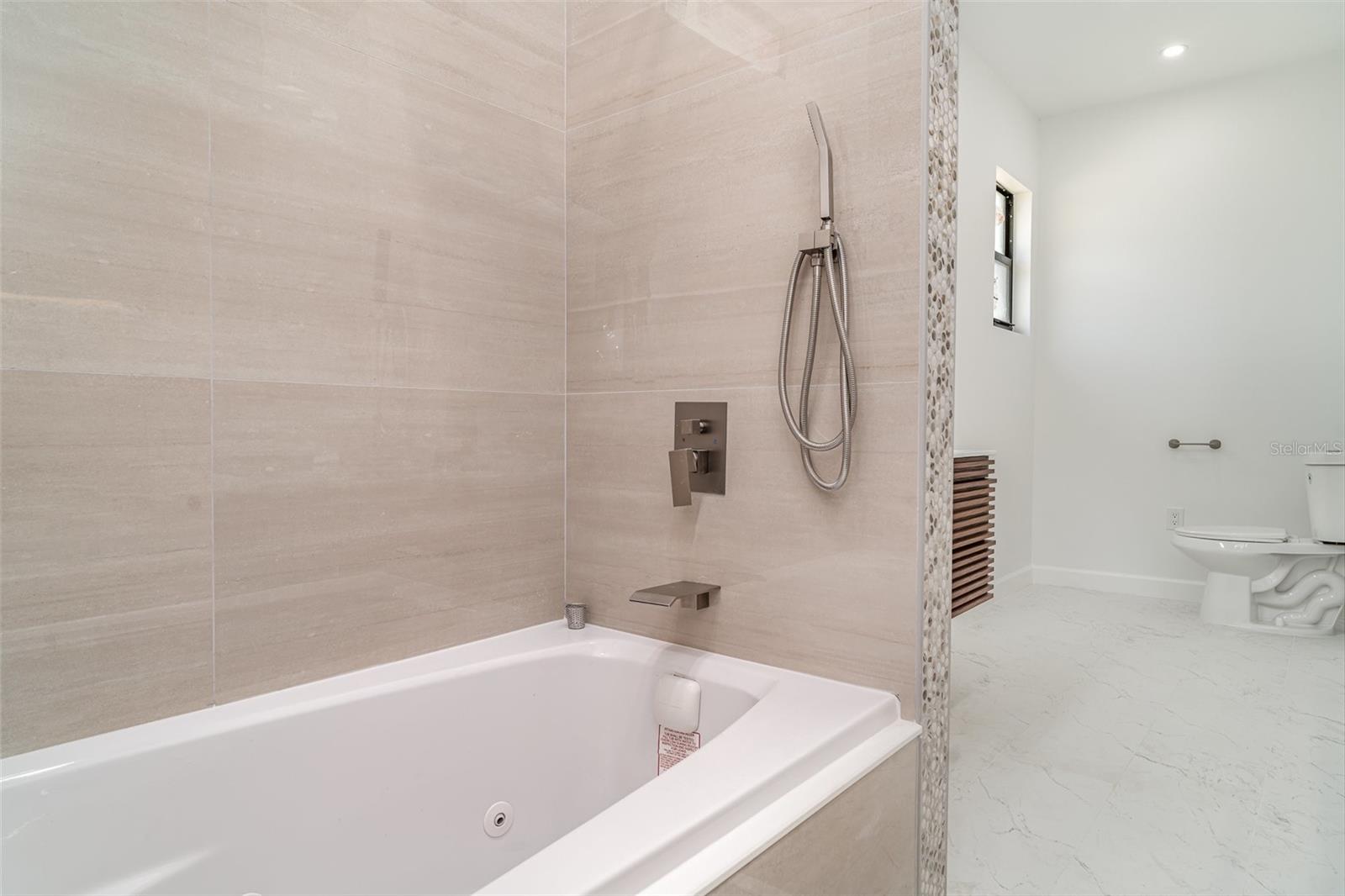 A4651930 Property Photo