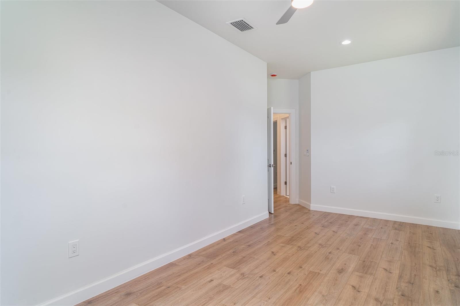 A4651930 Property Photo