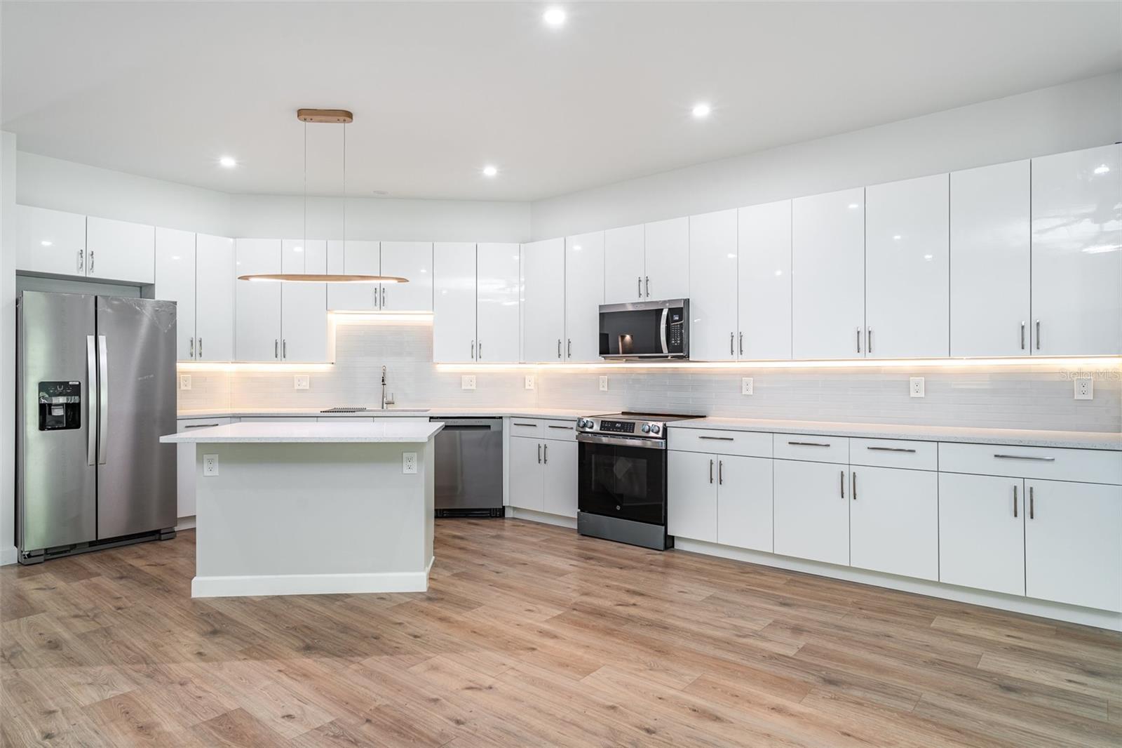 A4651930 Property Photo