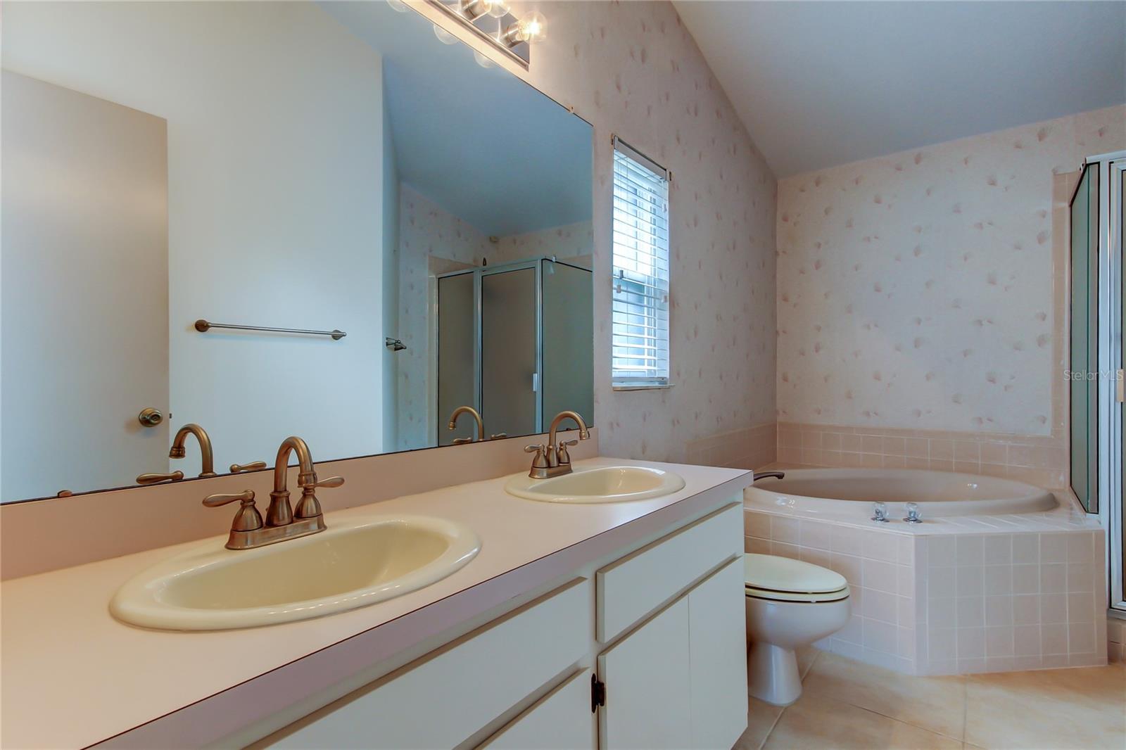 11325 GLENMONT DR, TAMPA, FL, 33635