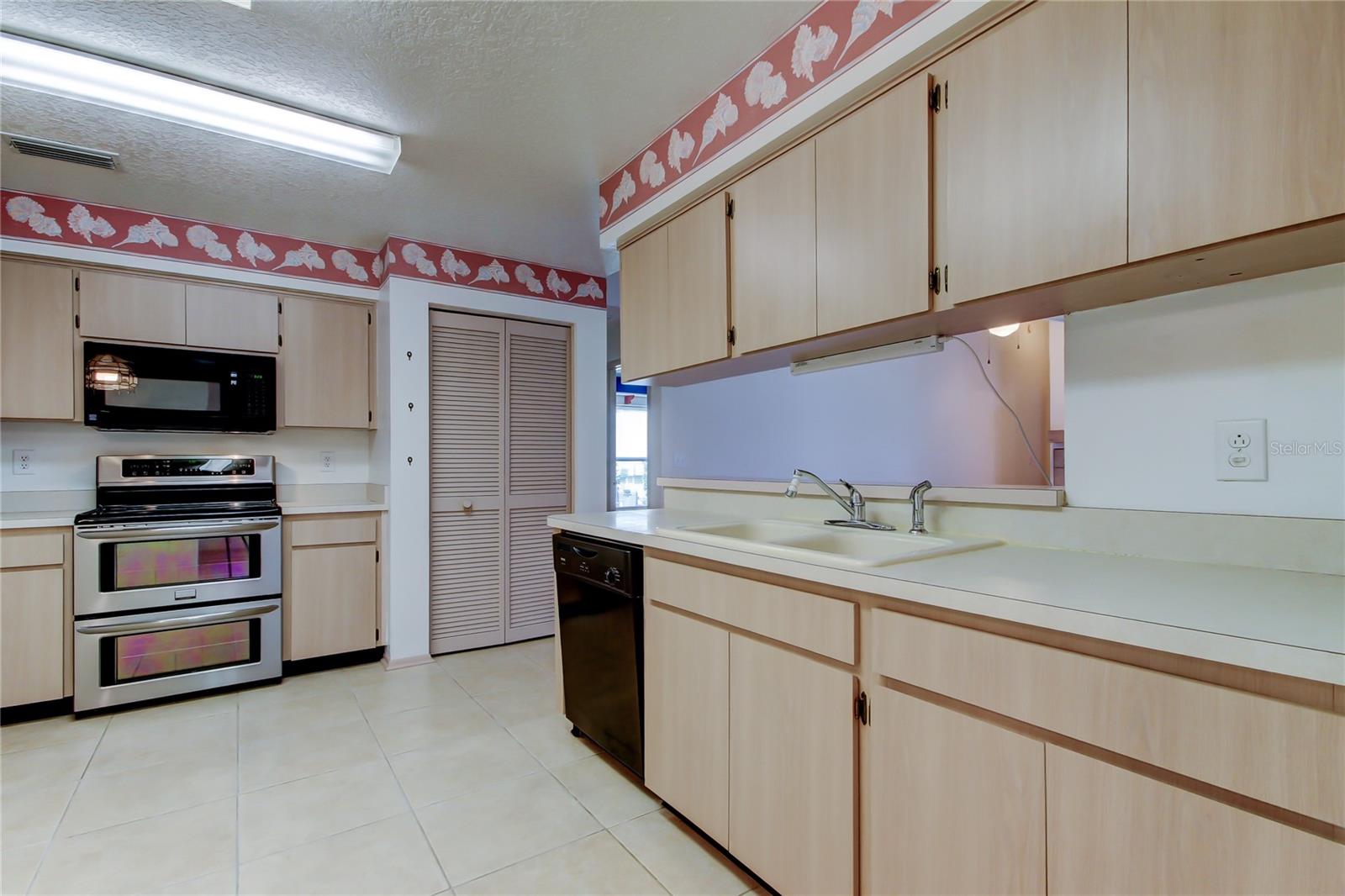 11325 GLENMONT DR, TAMPA, FL, 33635