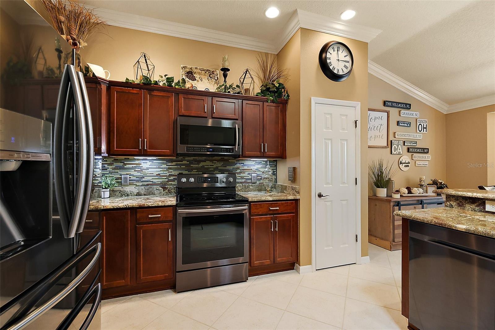 1053 ALCOVE LOOP, THE VILLAGES, FL, 32162