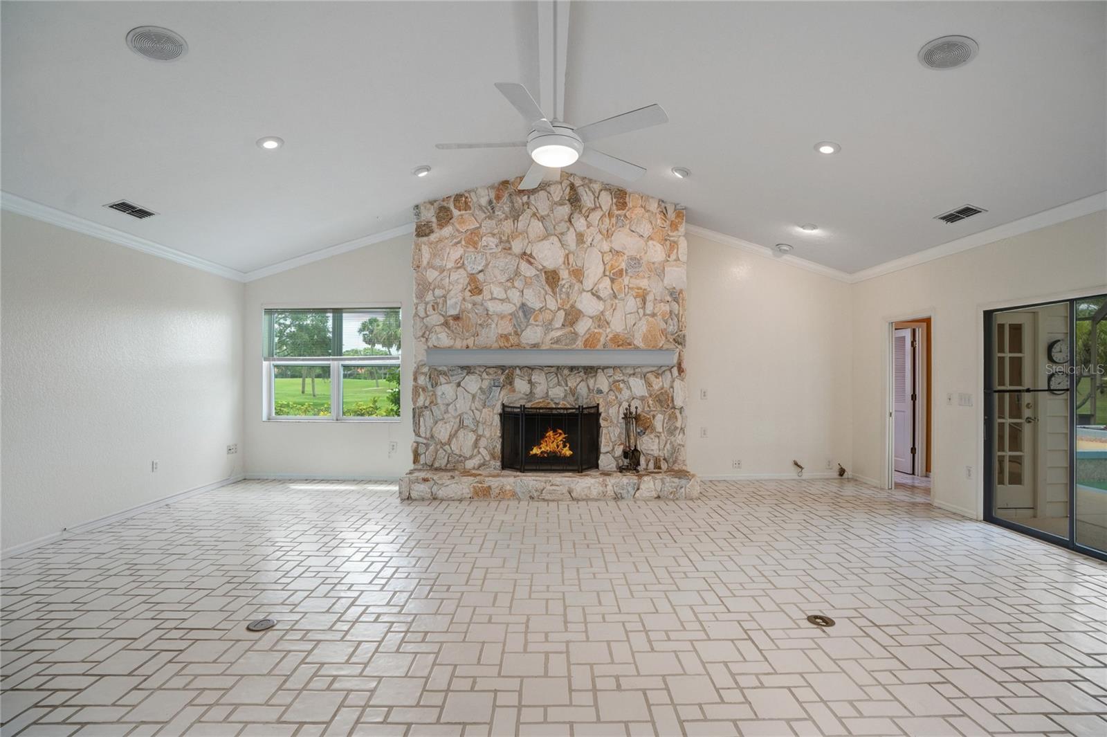 A4652302 Property Photo
