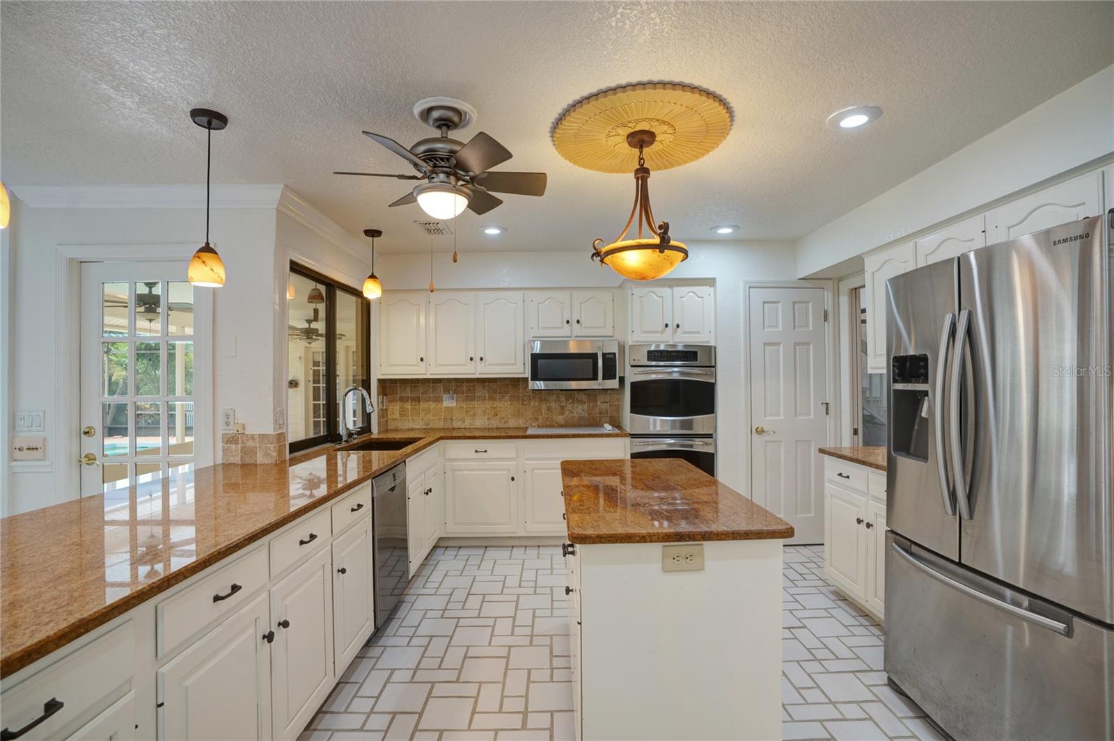 A4652302 Property Photo