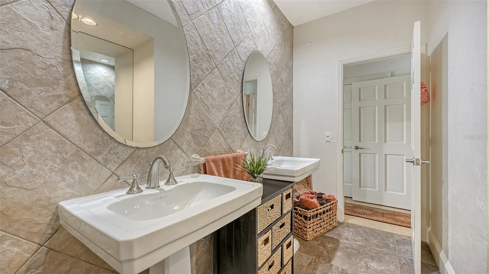 A4652332 Property Photo