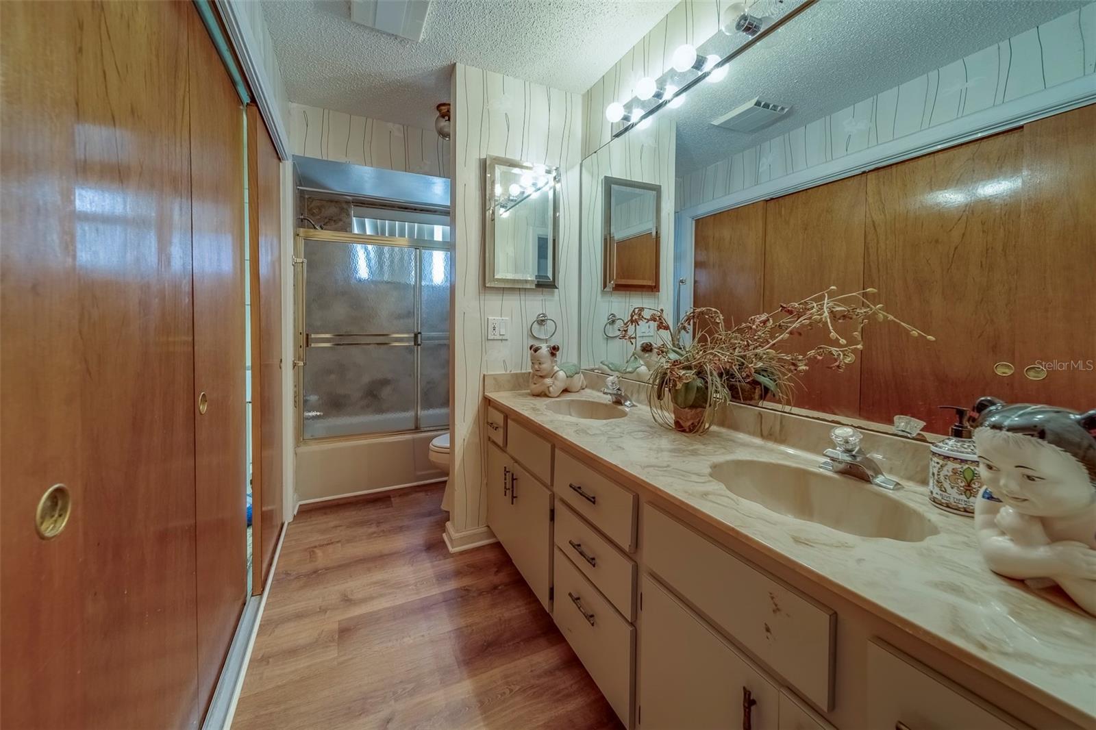 TB8385131 Property Photo