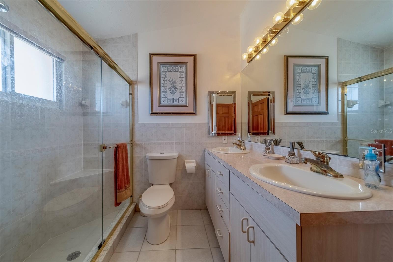 TB8385131 Property Photo