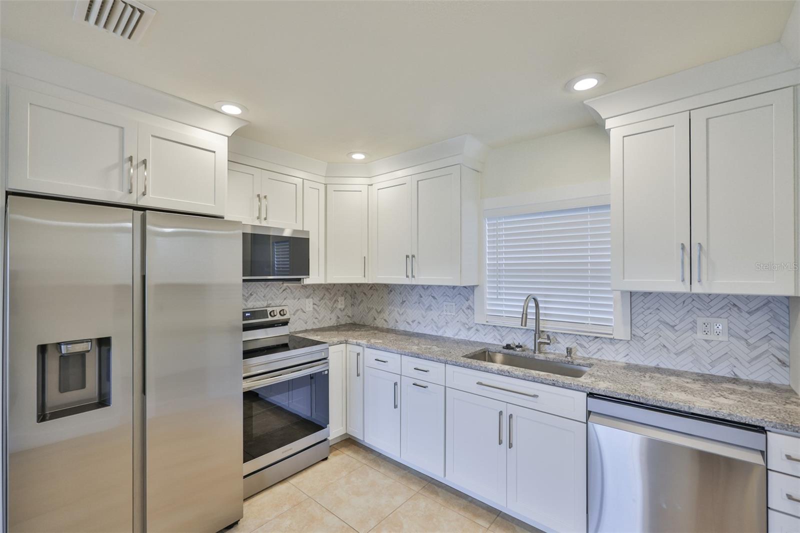 beautiful counters, cabinets and stainless appliances