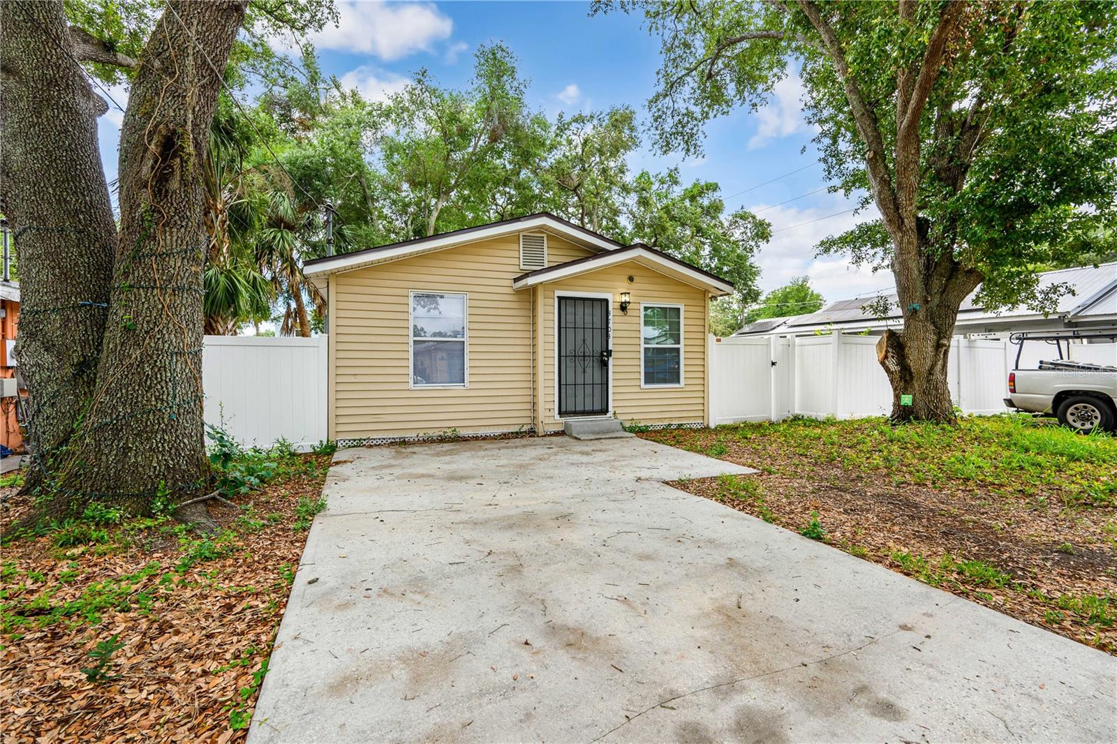 3703 E NORTH BAY ST, TAMPA, FL, 33610