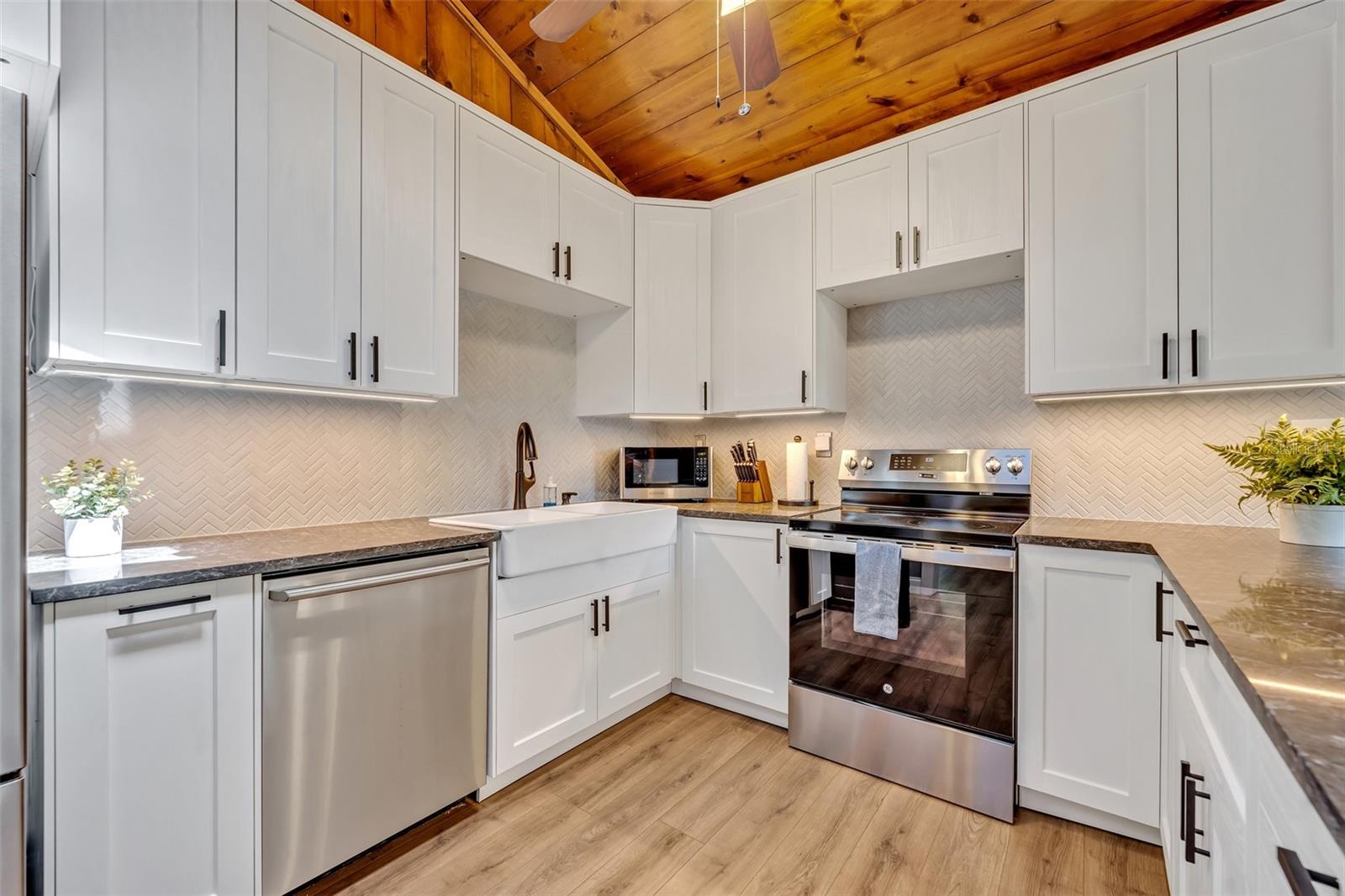 525 S CRYSTAL LAKE DR, ORLANDO, FL, 32803