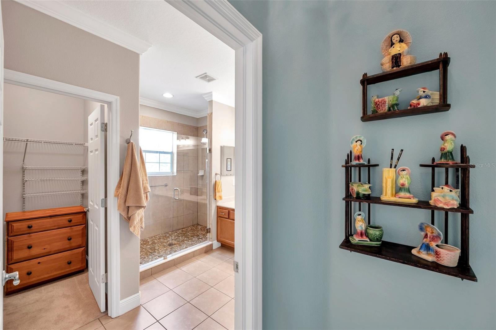 en suite bathroom with 2nd walk in closet