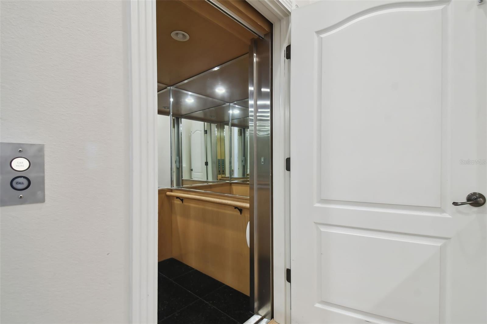 W7875577 Property Photo