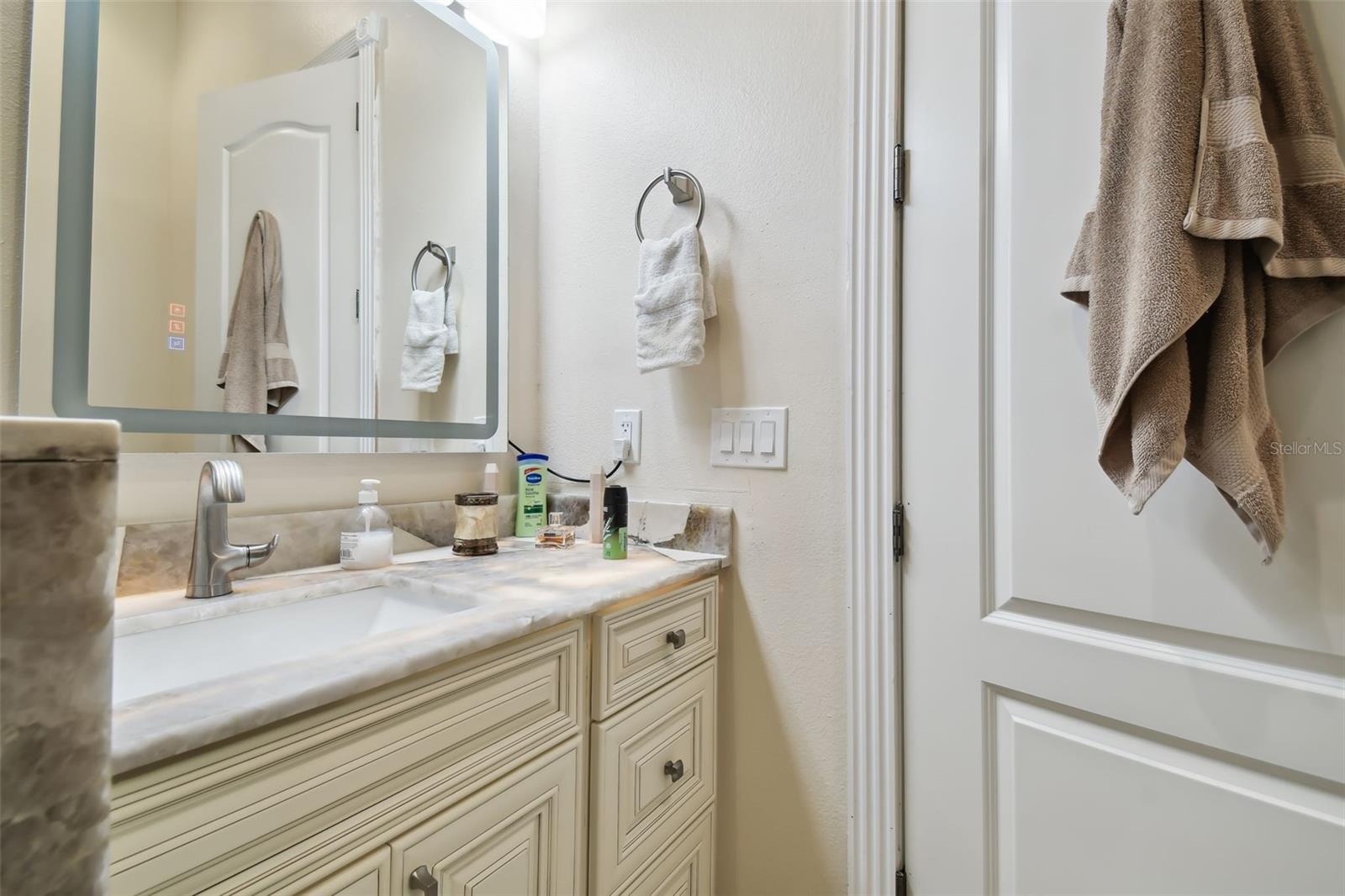 W7875577 Property Photo