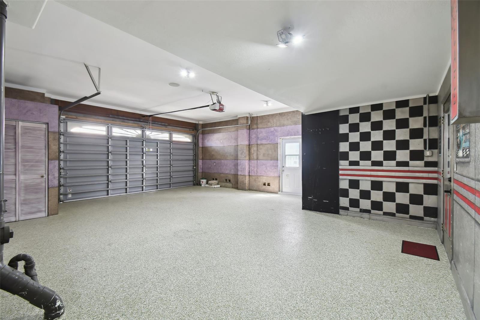 W7875577 Property Photo