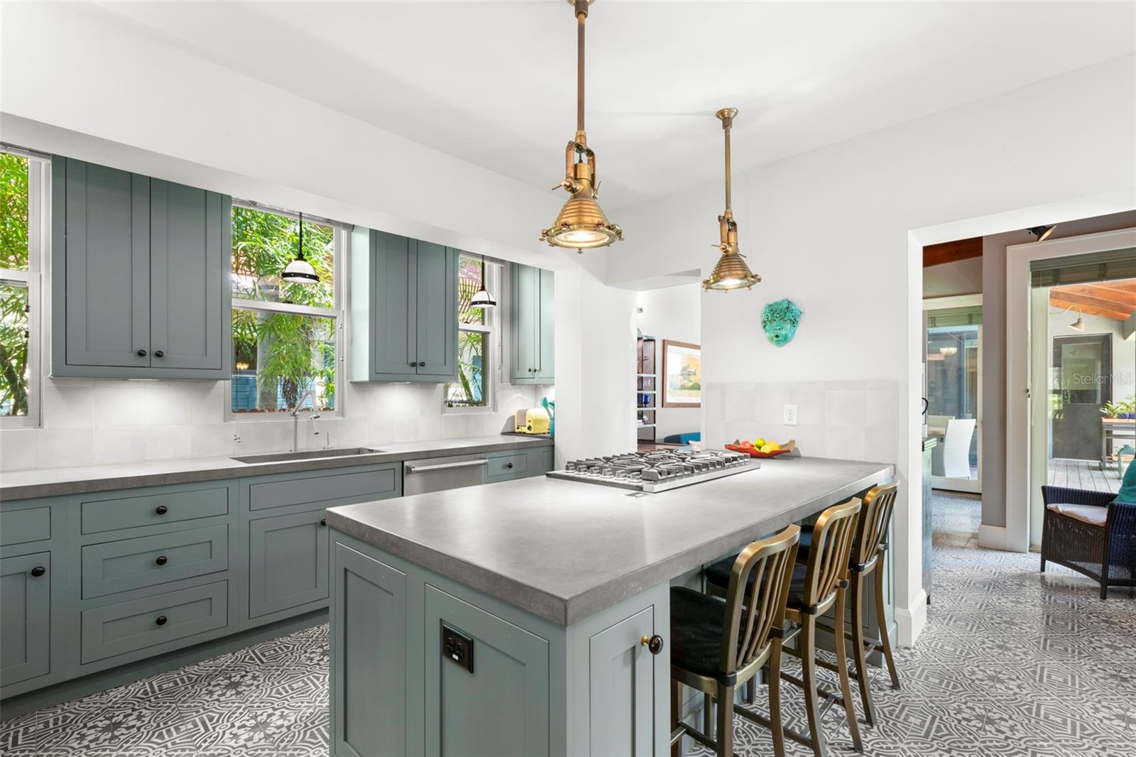 345 8TH AVE NE, ST PETERSBURG, FL, 33701