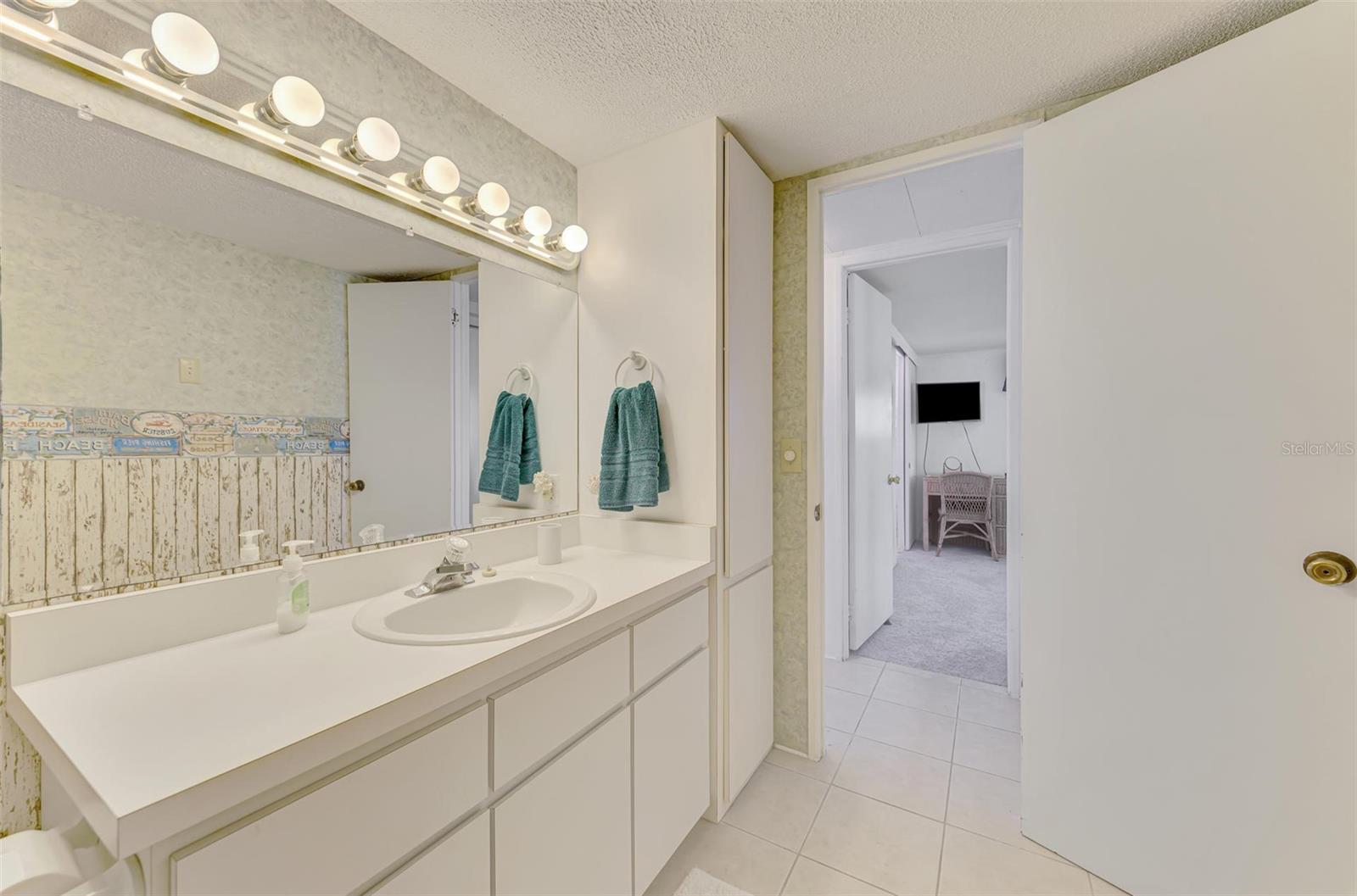 714 N WATERWAY DR, VENICE, FL, 34285