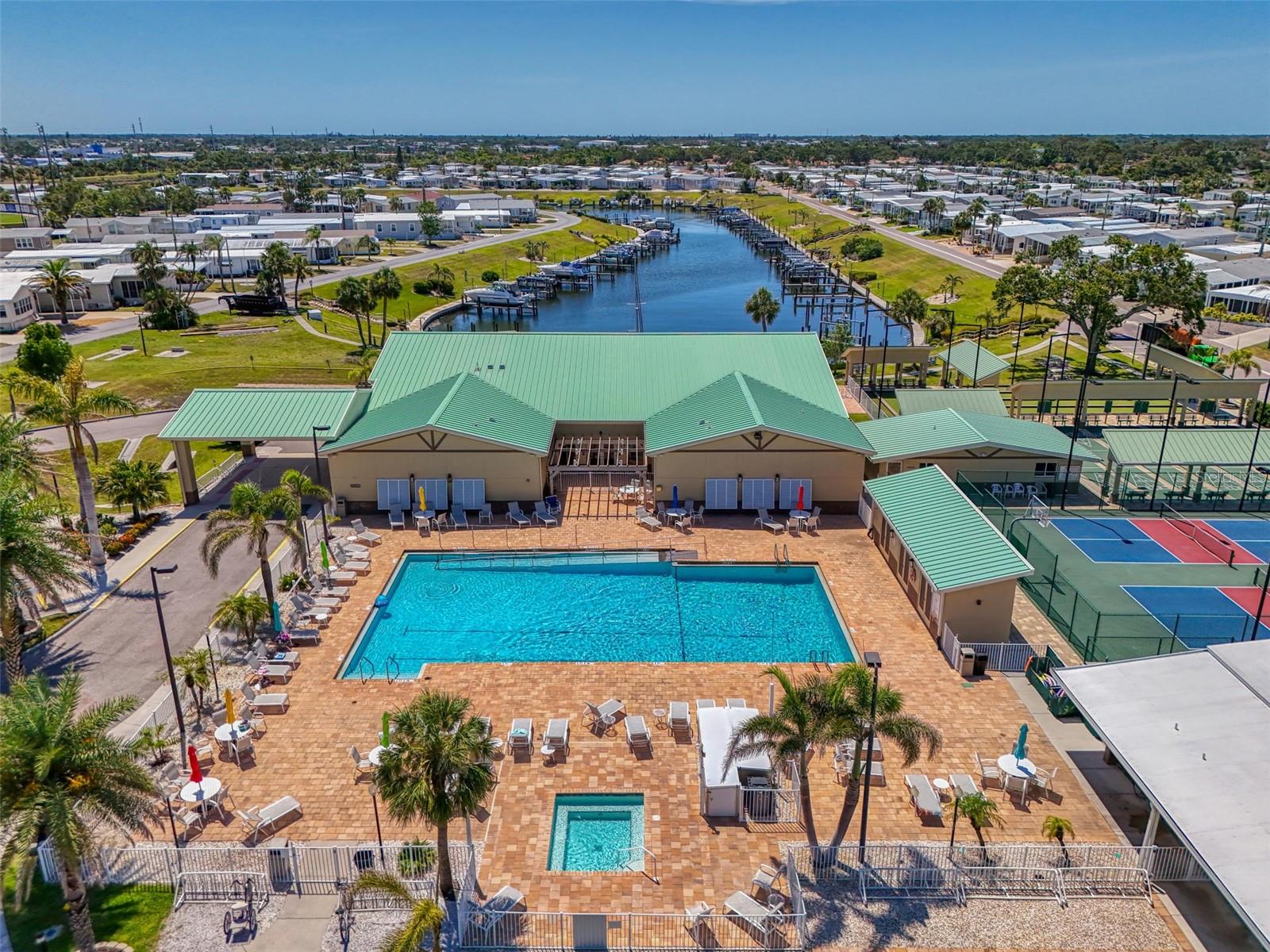 714 N WATERWAY DR, VENICE, FL, 34285