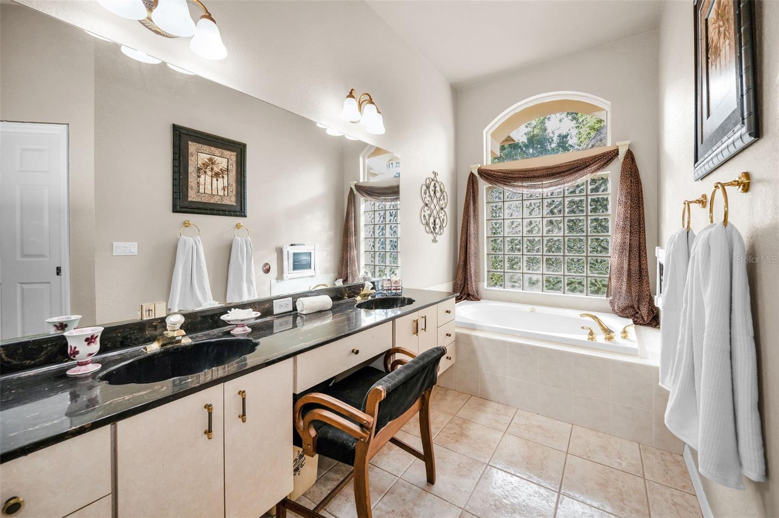 Double Sinks & Make Up Area