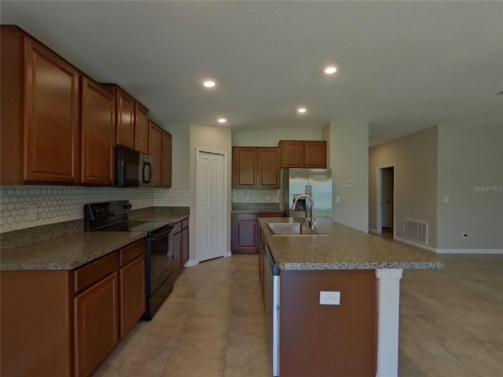 17224 WHITE MANGROVE DR, WIMAUMA, FL, 33598