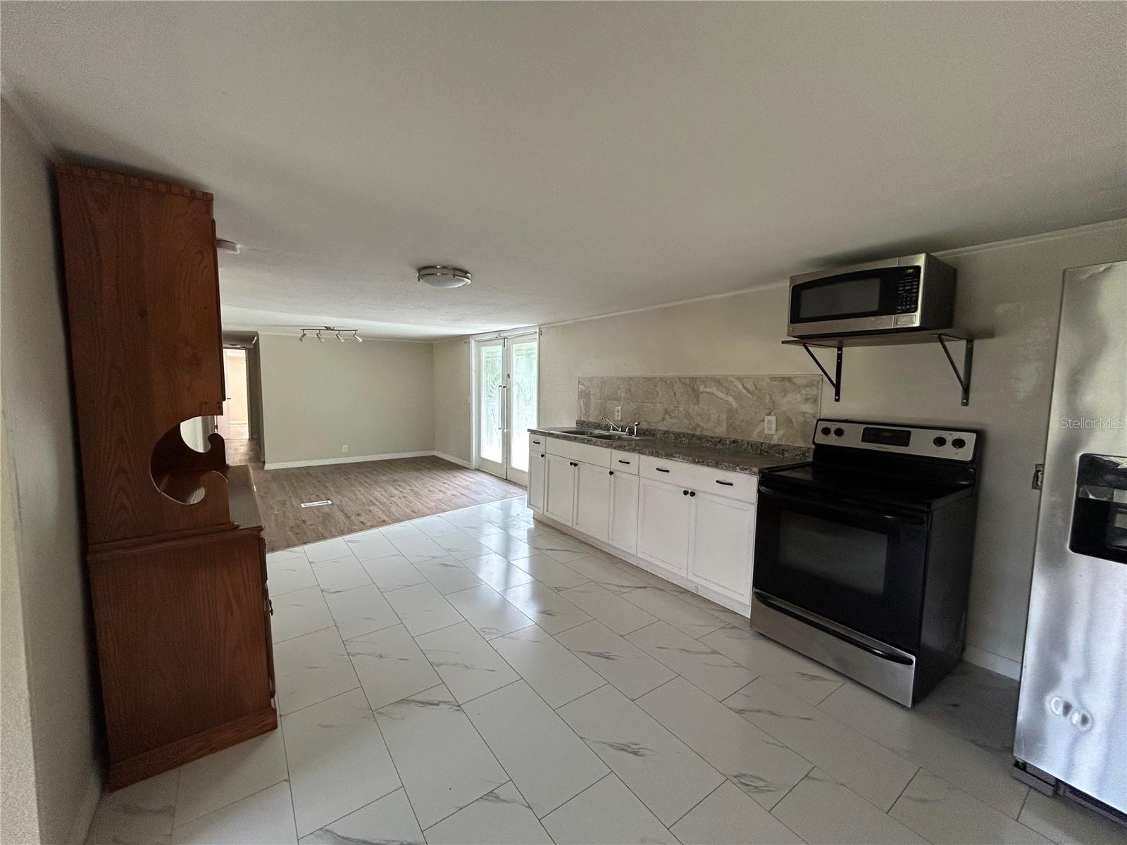 W7875641 Property Photo