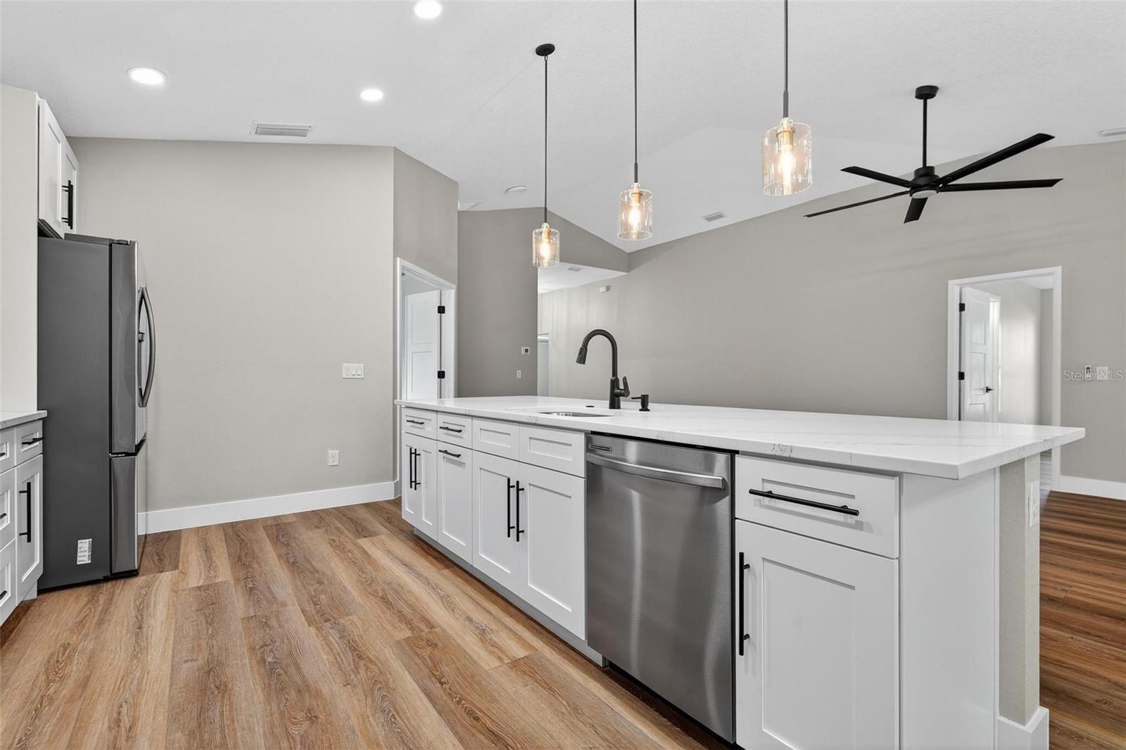 201 HILLSIDE AVE, UMATILLA, FL, 32784