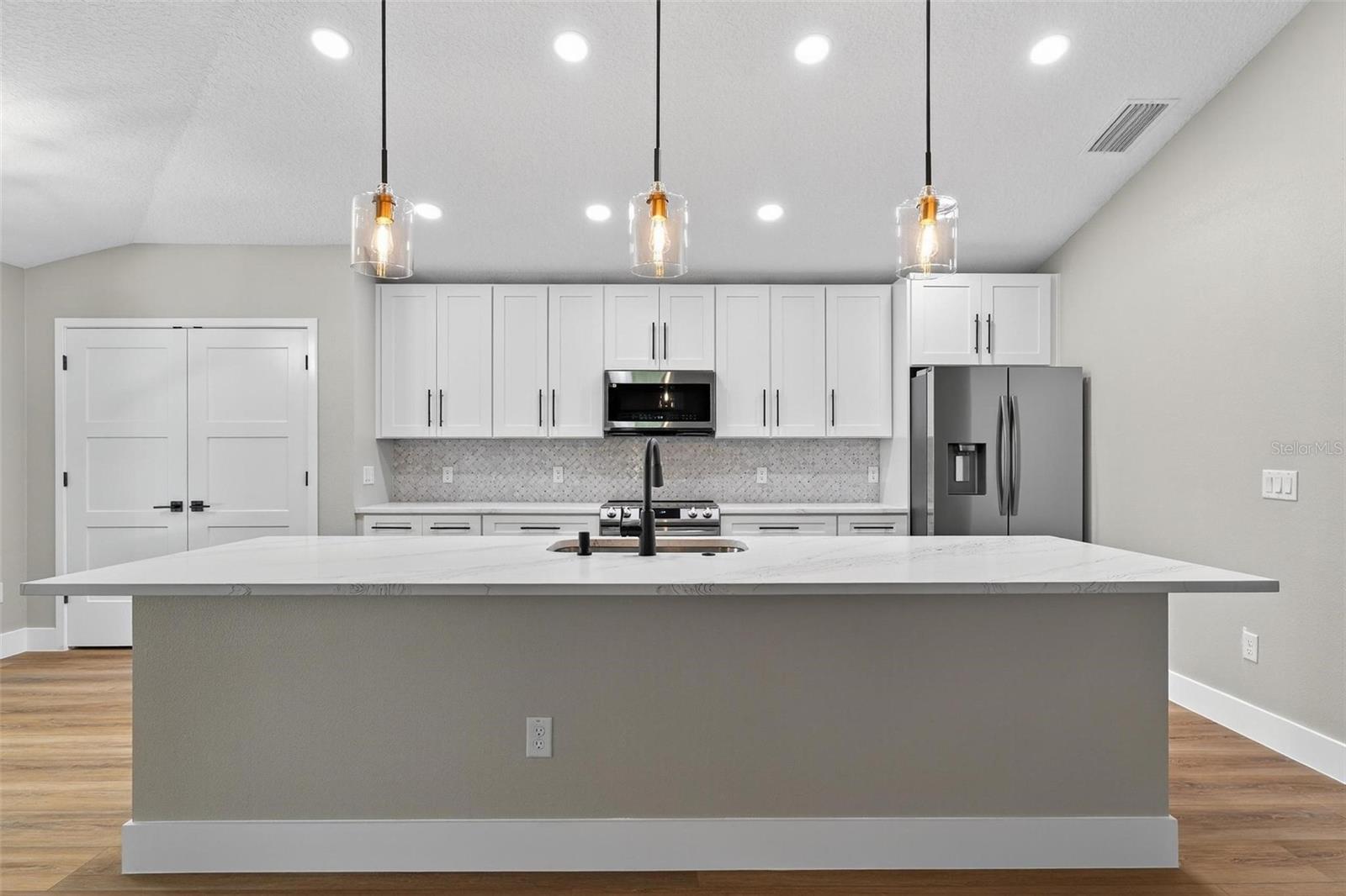 201 HILLSIDE AVE, UMATILLA, FL, 32784