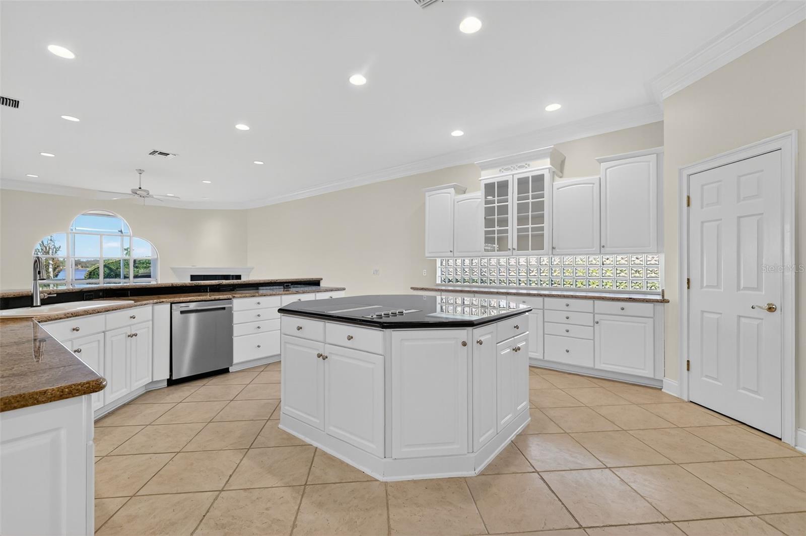 1861 EDGEWATER DR, MOUNT DORA, FL, 32757