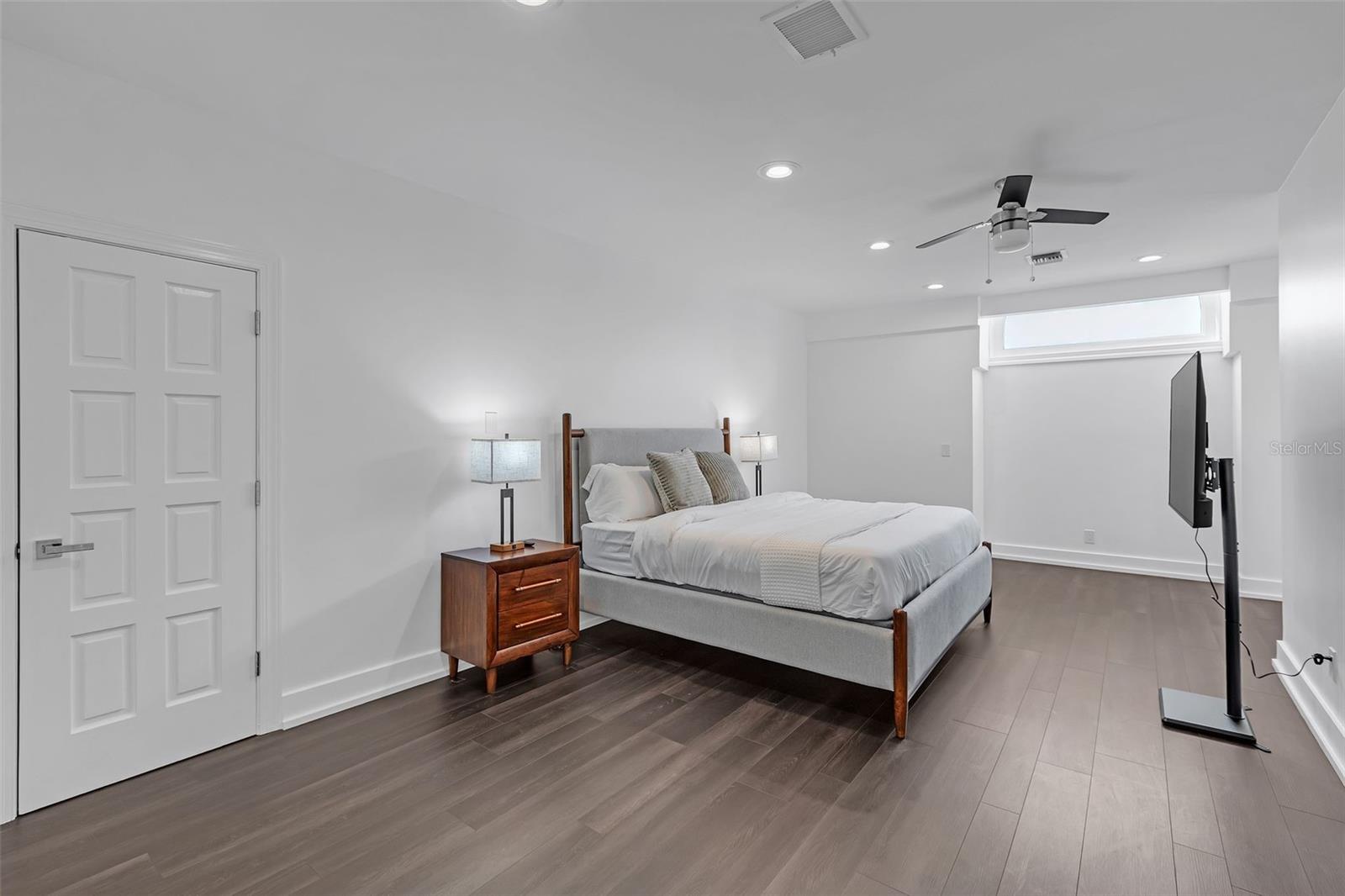 TB8387919 Property Photo