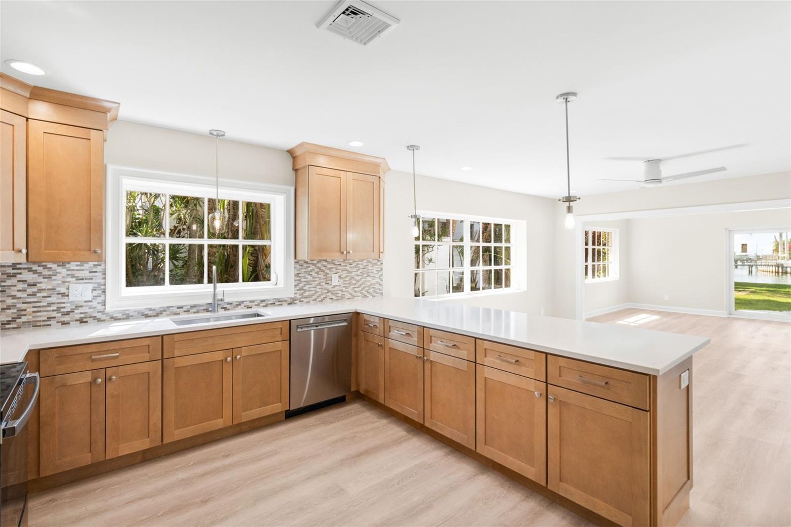 11 BRIGHTWATERS CIR NE, ST PETERSBURG, FL, 33704