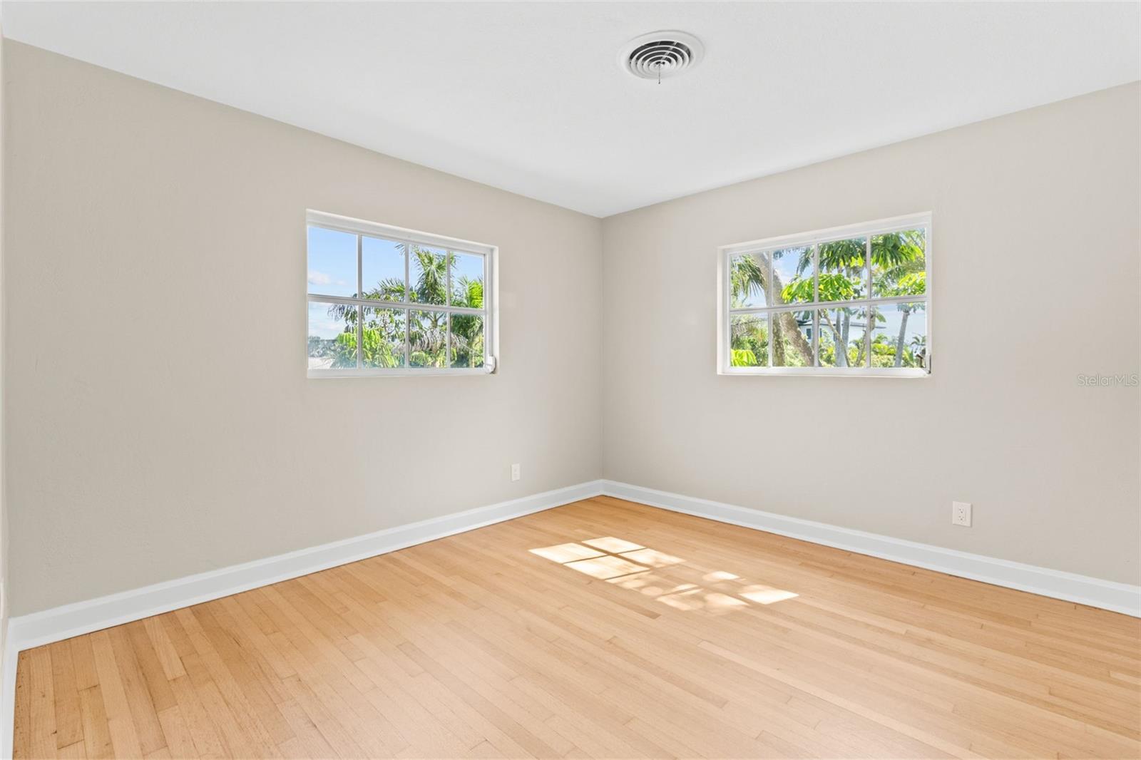 11 BRIGHTWATERS CIR NE, ST PETERSBURG, FL, 33704