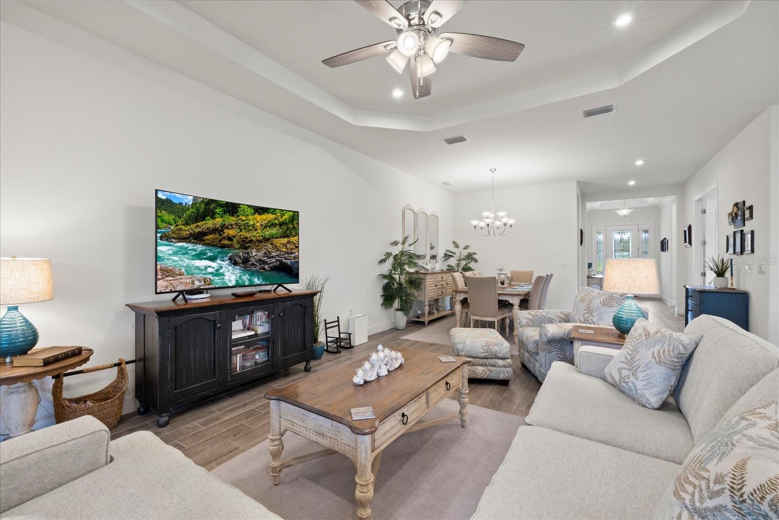 Grand salon/dining room