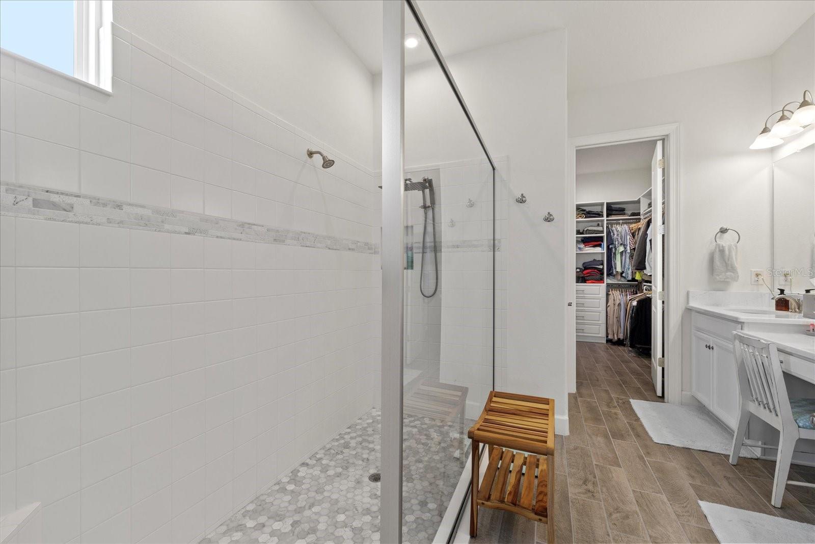 Oversized walk in shower with rain head & standard shower head features