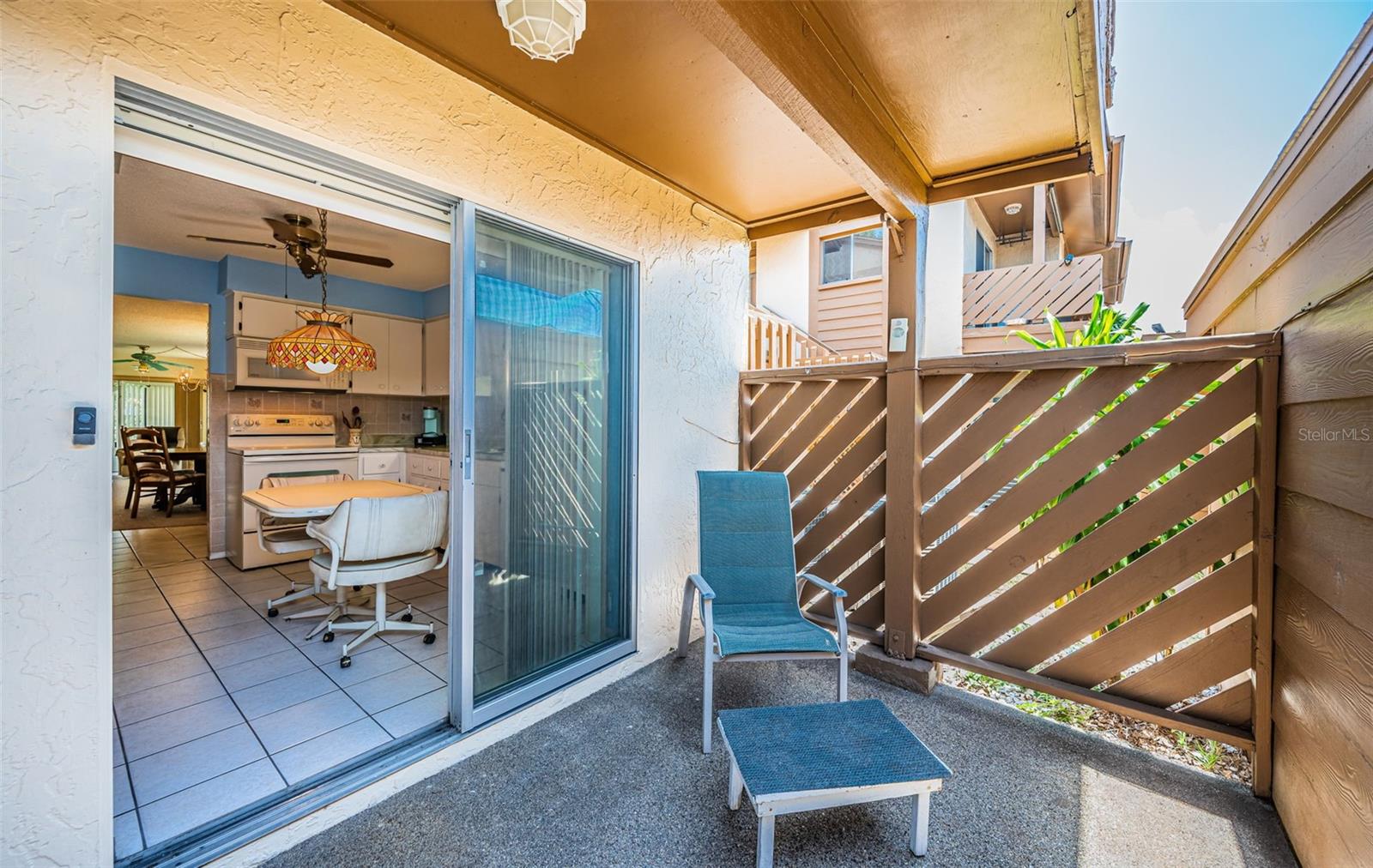 Front Lanai - Sliders into the kitchen